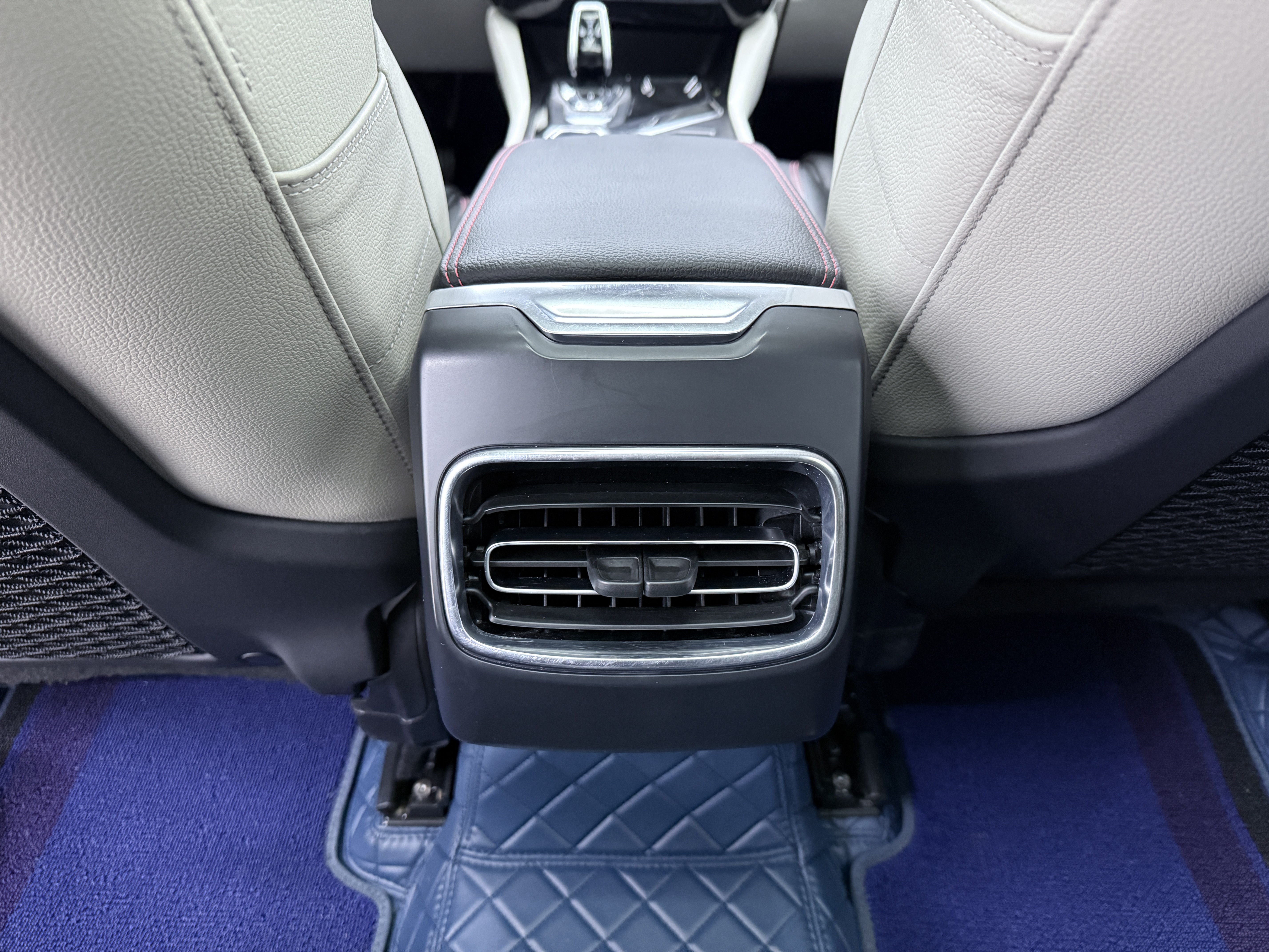 Lynk & Co 02 2019 #14 Lynk & Co 02 2019 car image #14