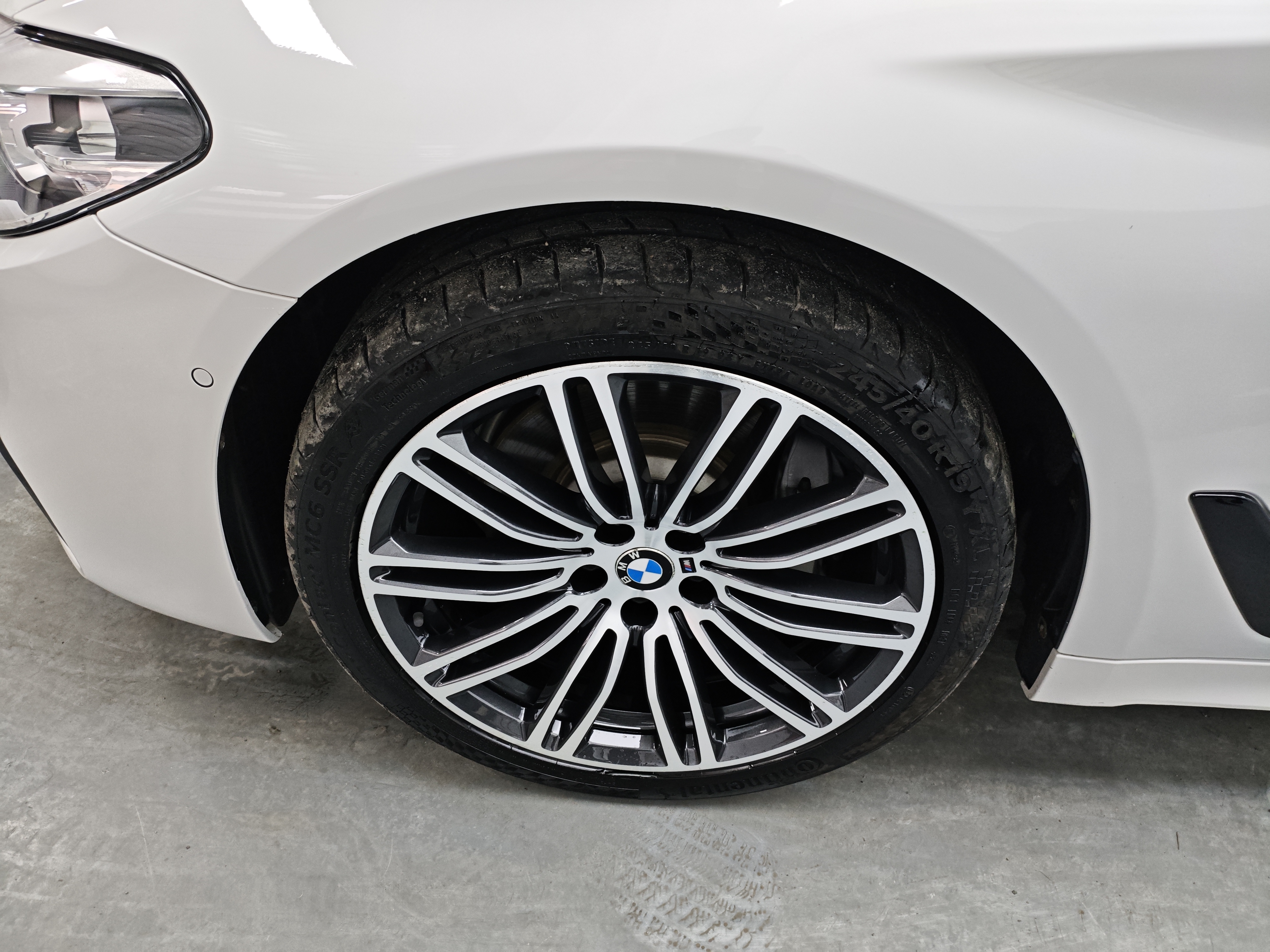 BMW 5 Series 2019 car image #14