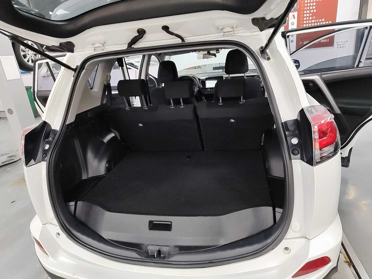 Toyota RAV4 2019 car image #14