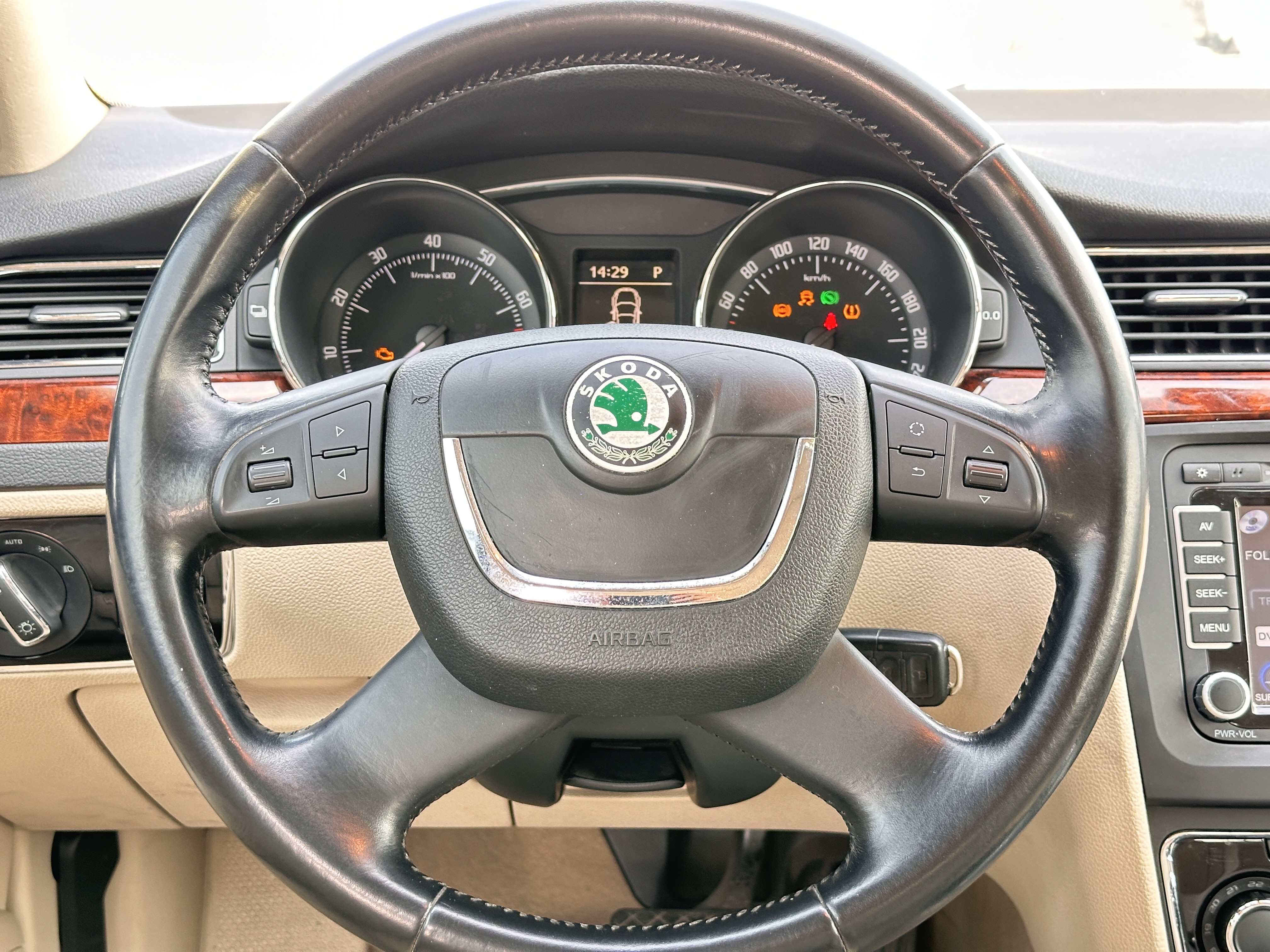 Skoda Superb 2011 car image #14