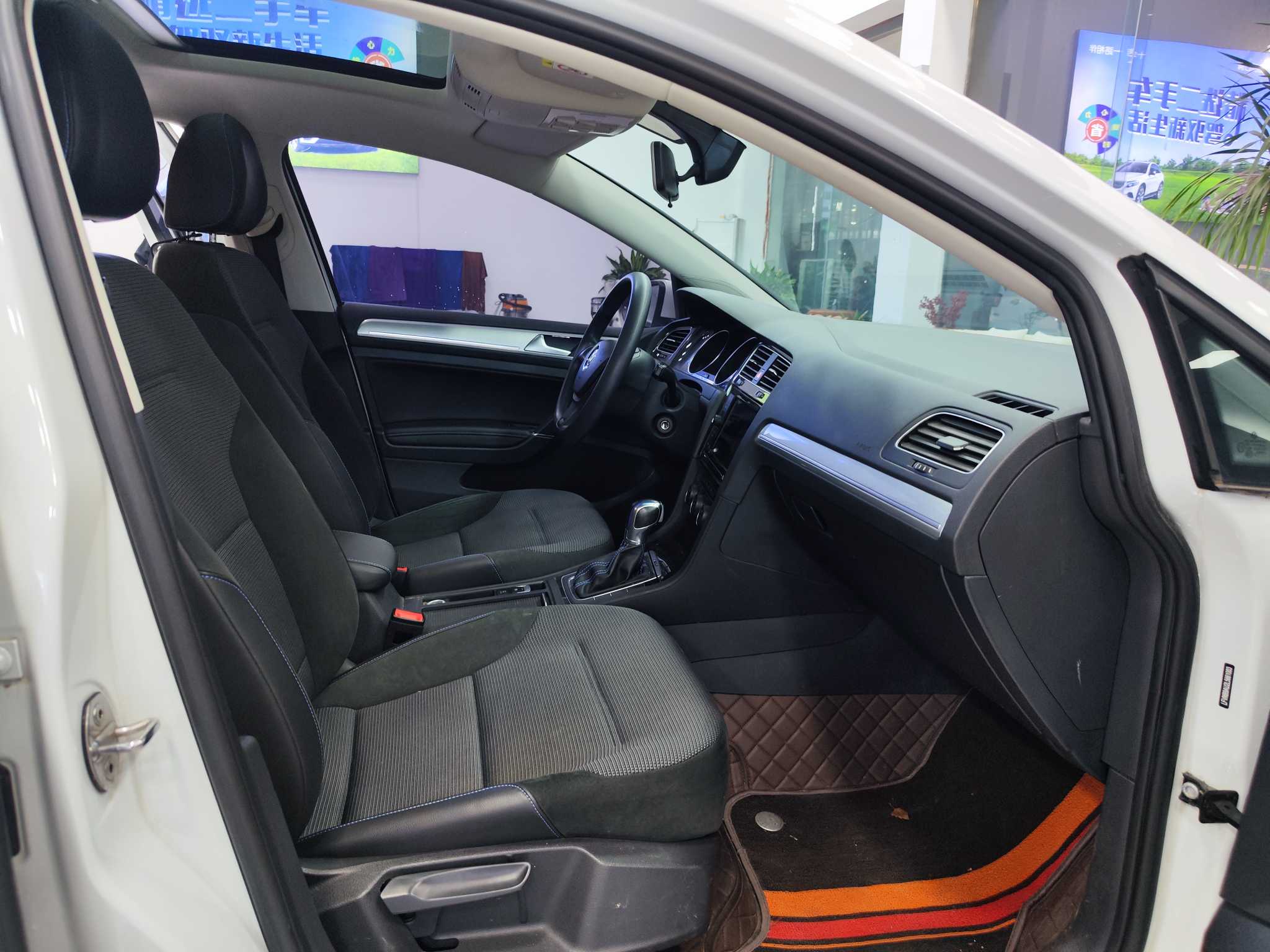 Volkswagen Golf Pure Electric 2020 car image #14