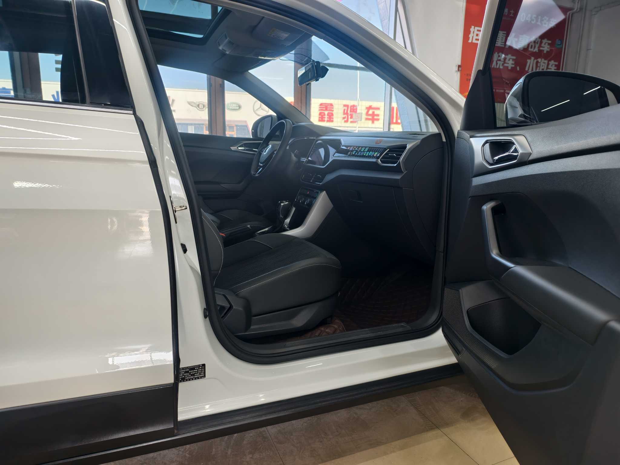 Volkswagen T-Cross 2021 #14 Volkswagen T-Cross 2021 car image #14
