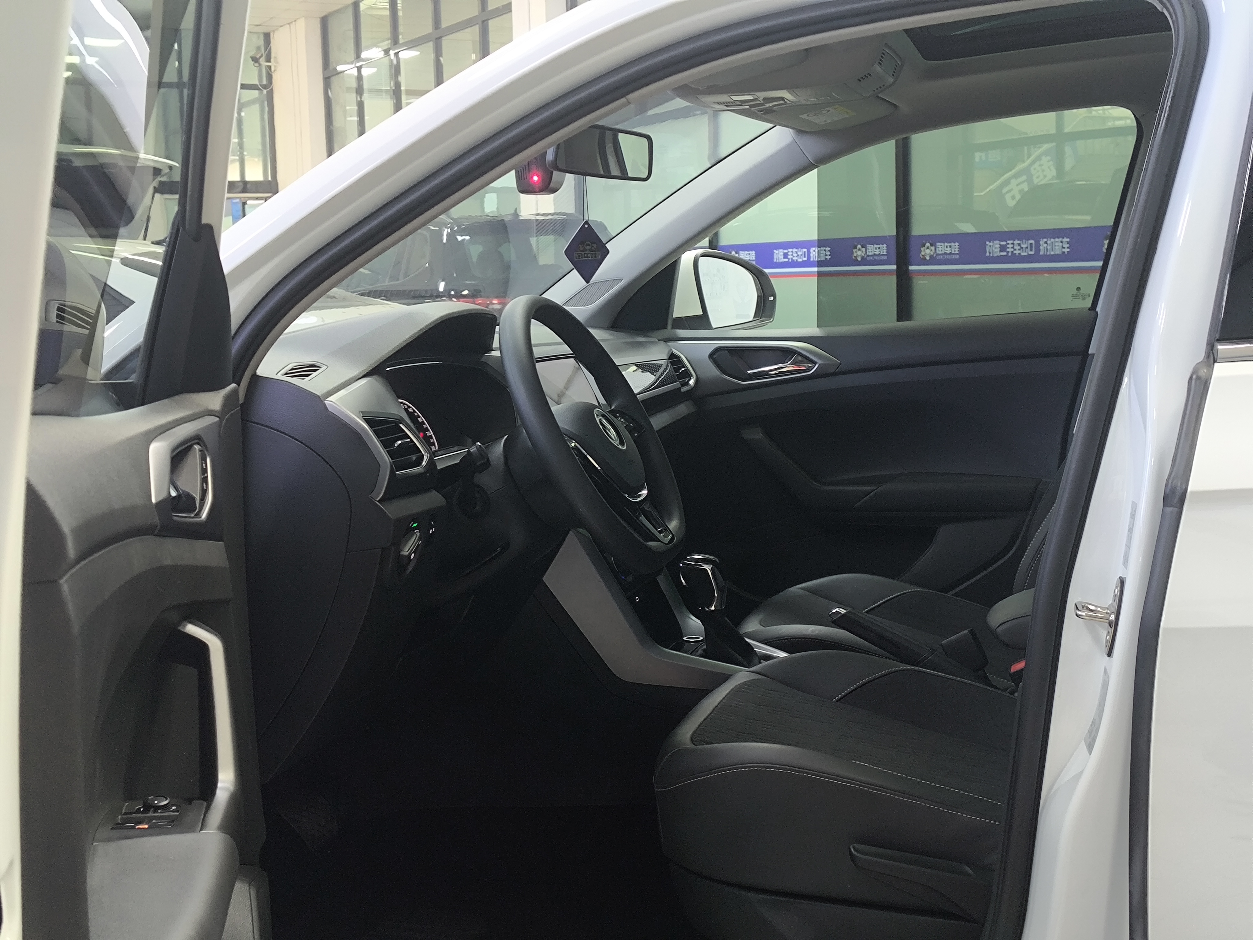 Volkswagen T-Cross 2021 #14 Volkswagen T-Cross 2021 car image #14
