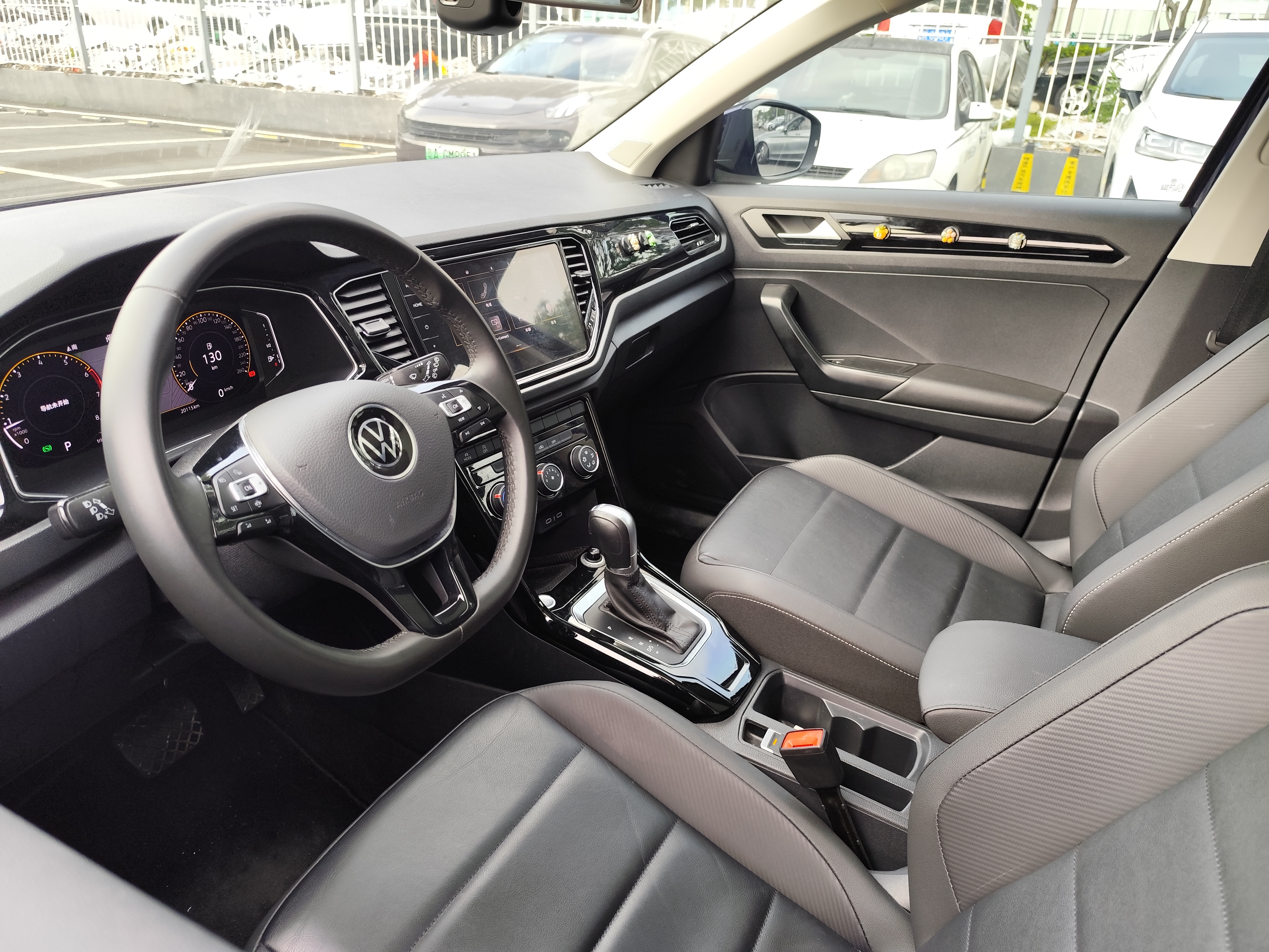 Volkswagen T-Roc 2021 car image #14