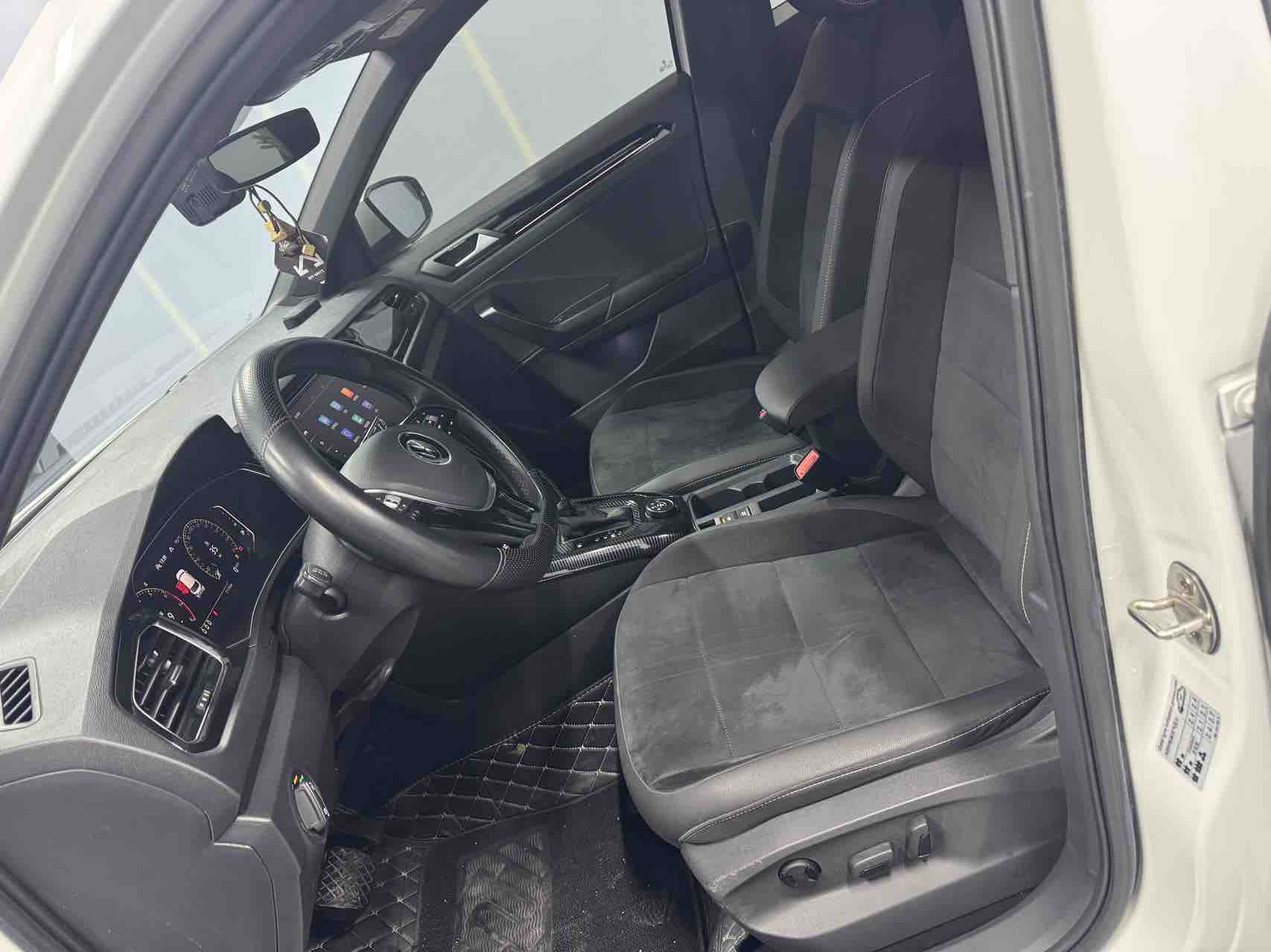 Volkswagen T-Roc 2022 car image #14