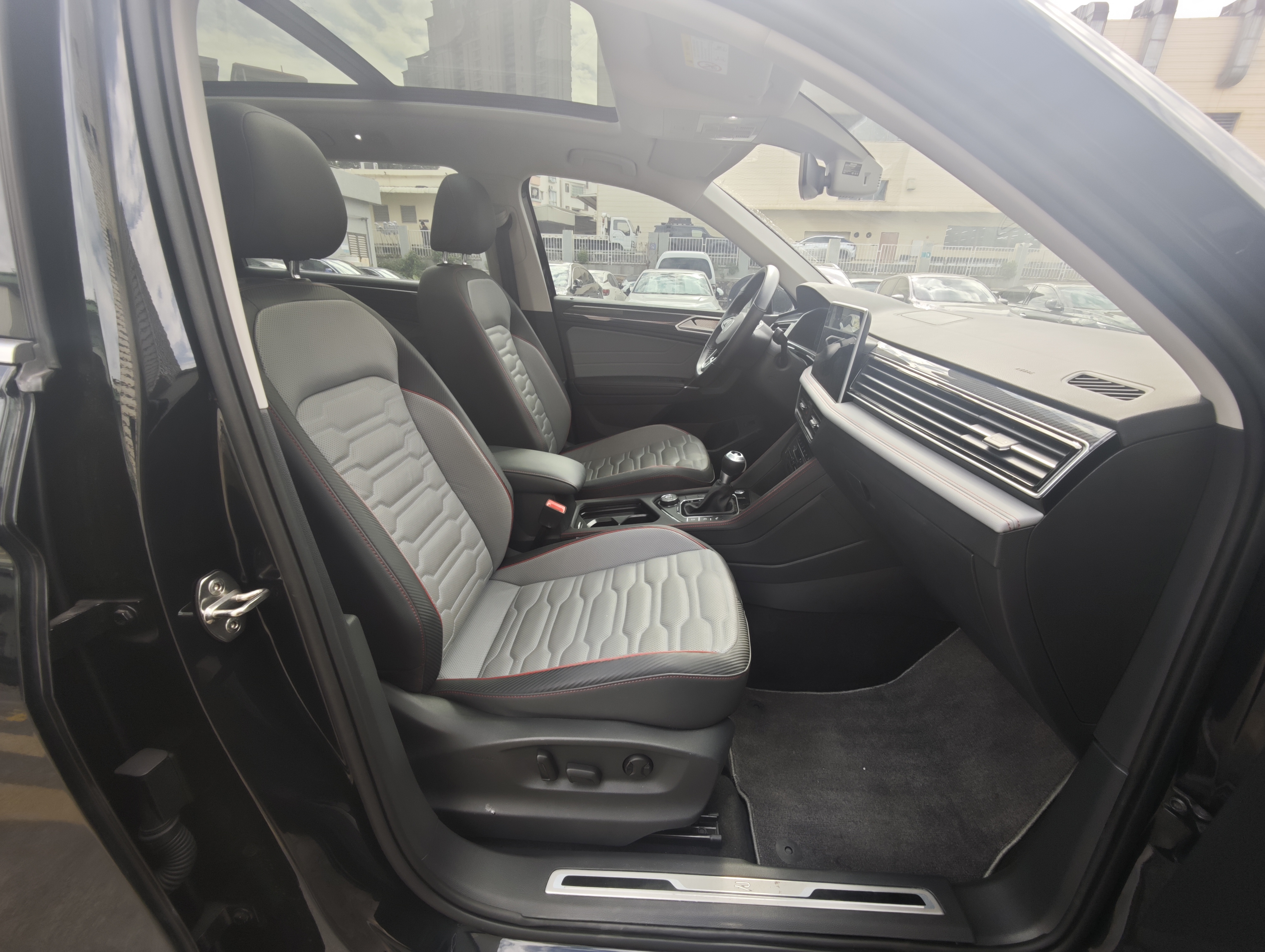 Volkswagen Tiguan L 2022 immagine di auto #14