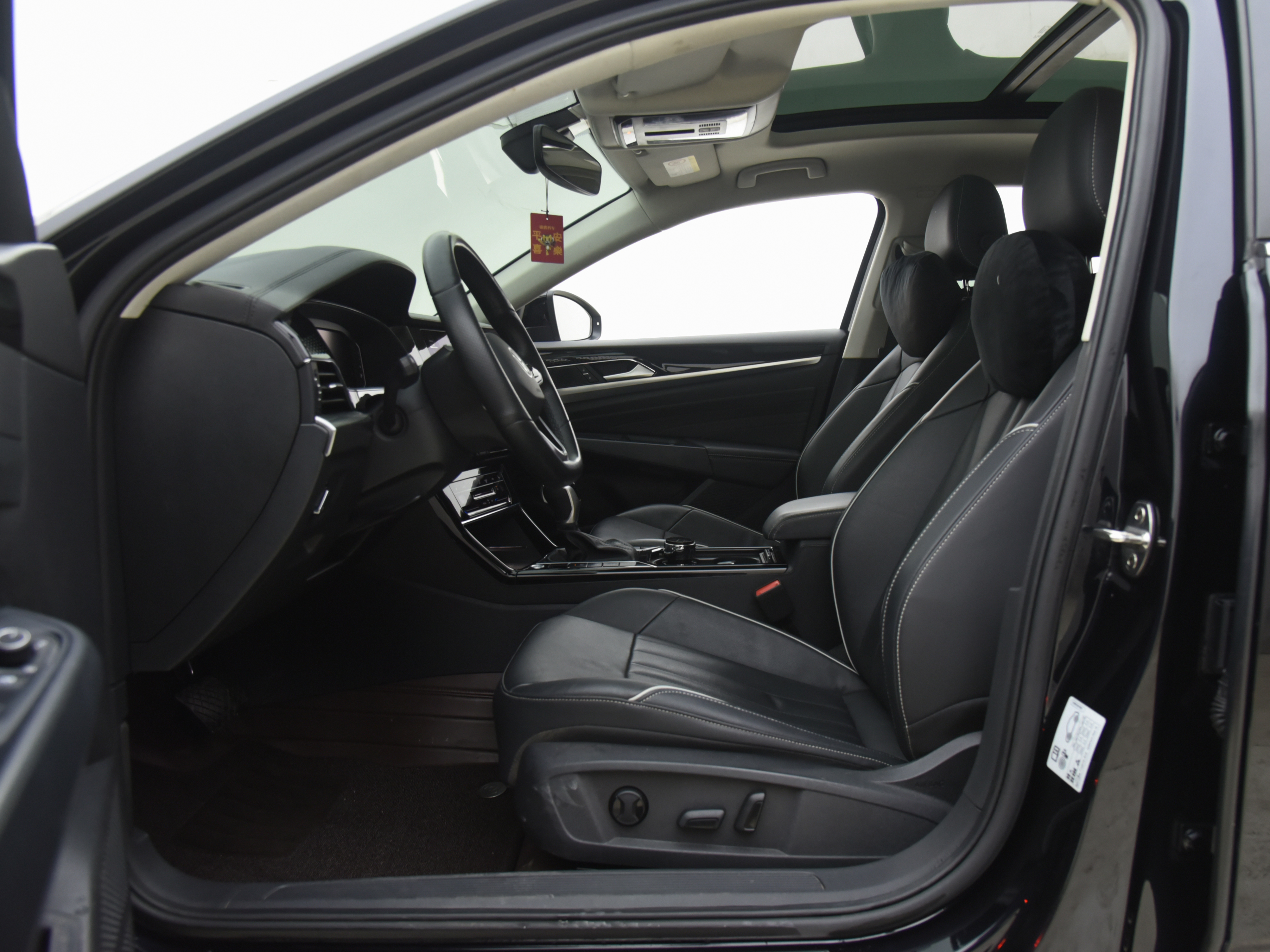 Volkswagen Passat 2022 car image #14