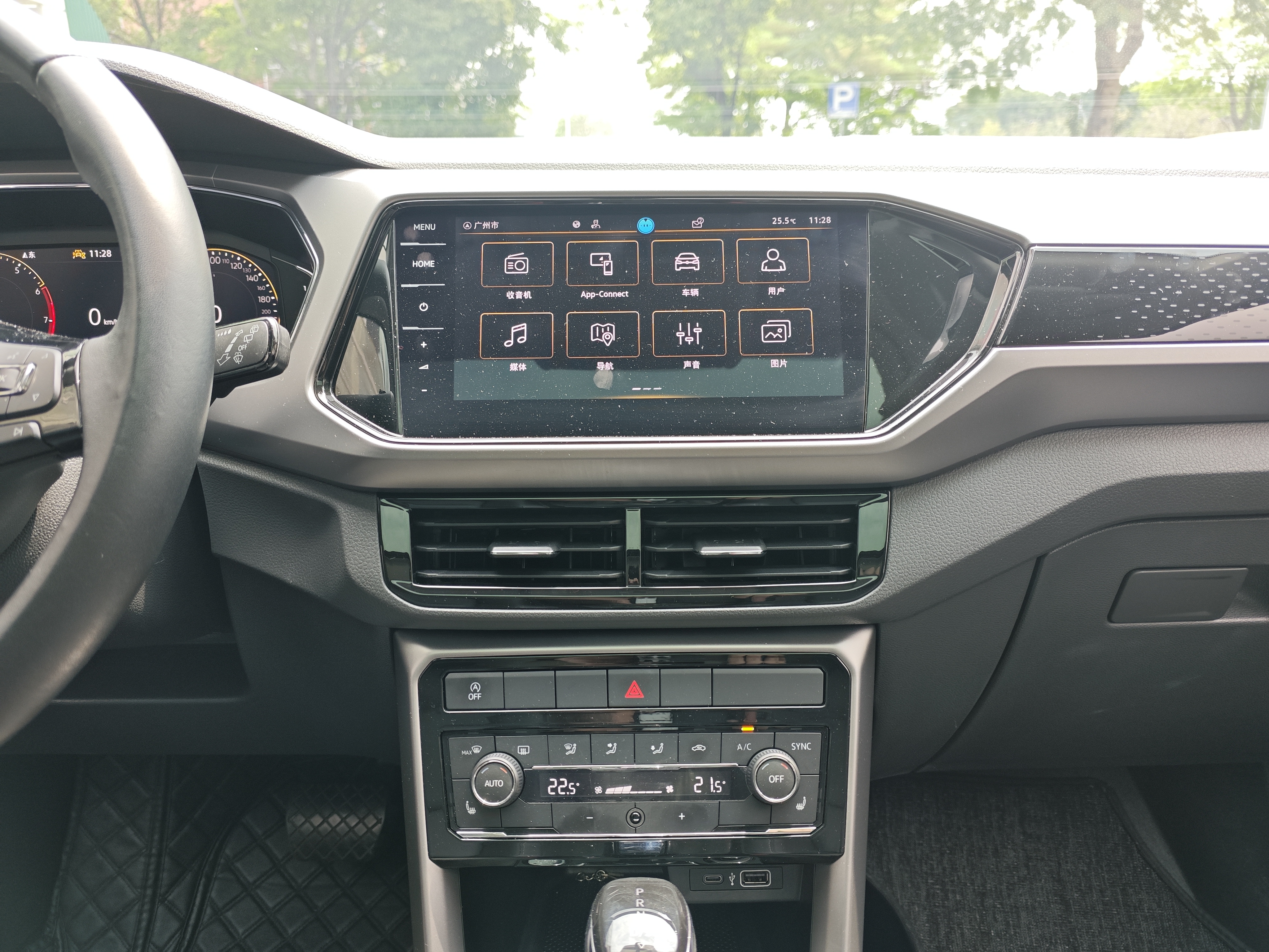 Volkswagen T-Cross 2023 #14 Volkswagen T-Cross 2023 car image #14