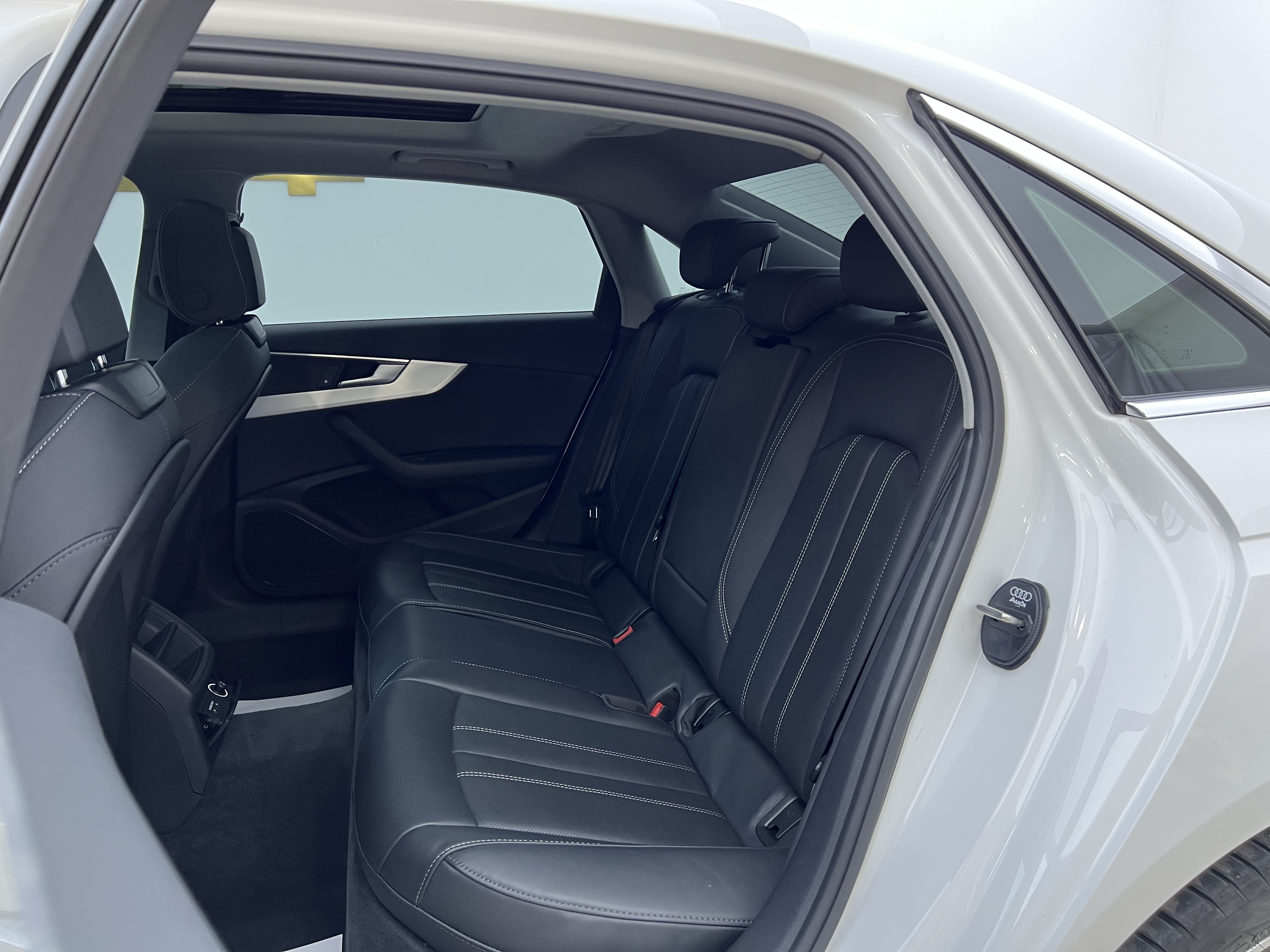 Audi A4L 2022 car image #14