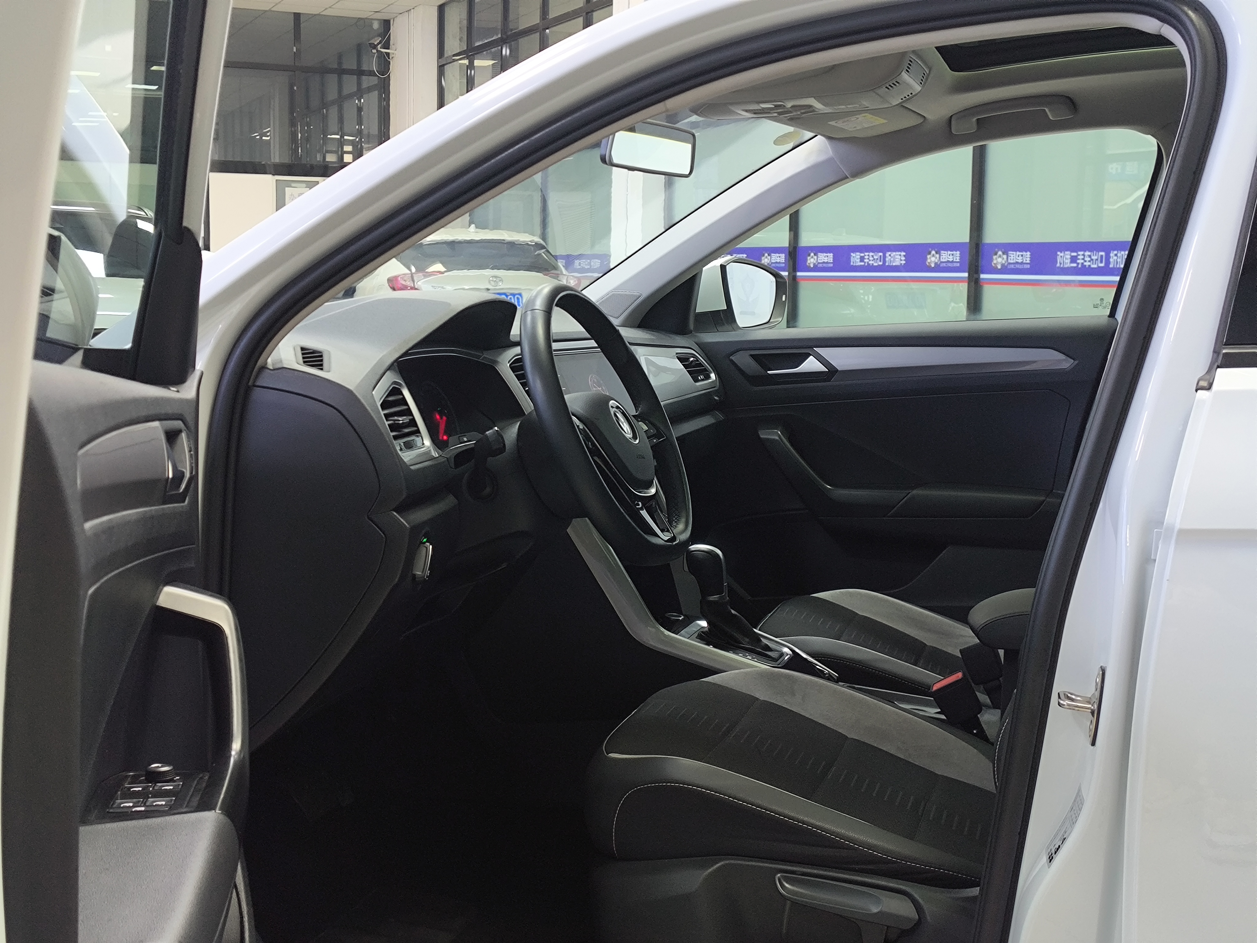 Volkswagen T-Roc 2022 car image #14