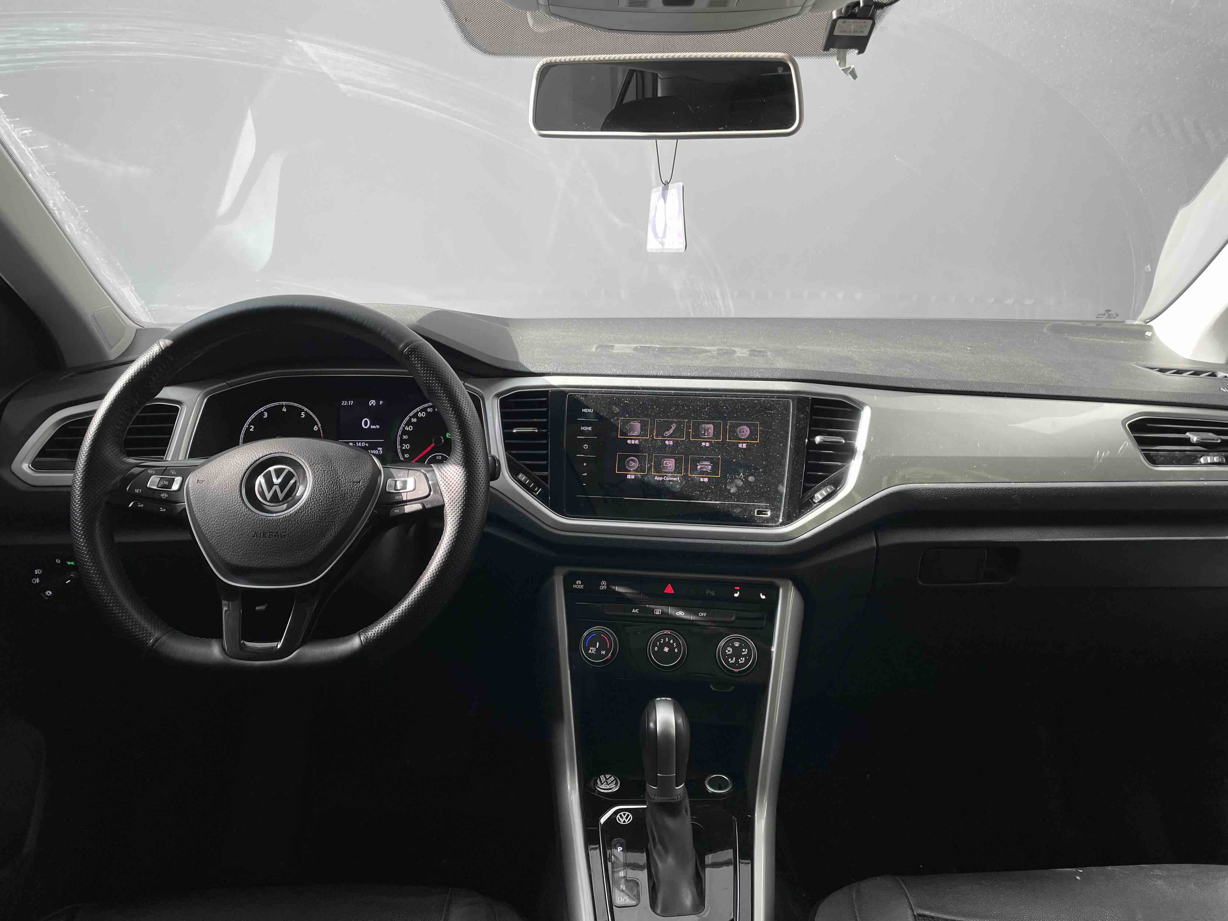 Volkswagen T-Roc 2023 car image #14