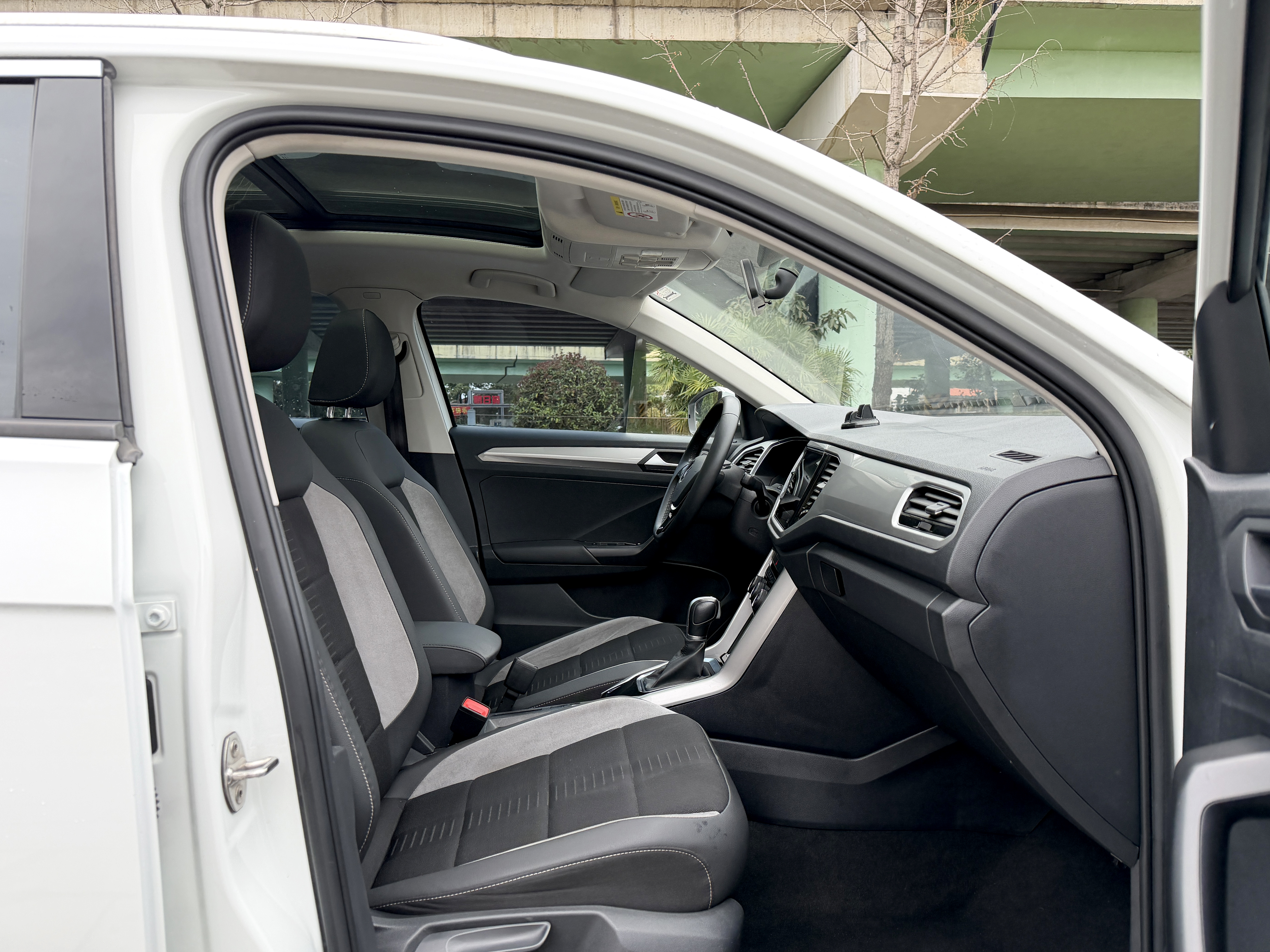 Volkswagen T-Roc 2023 car image #14