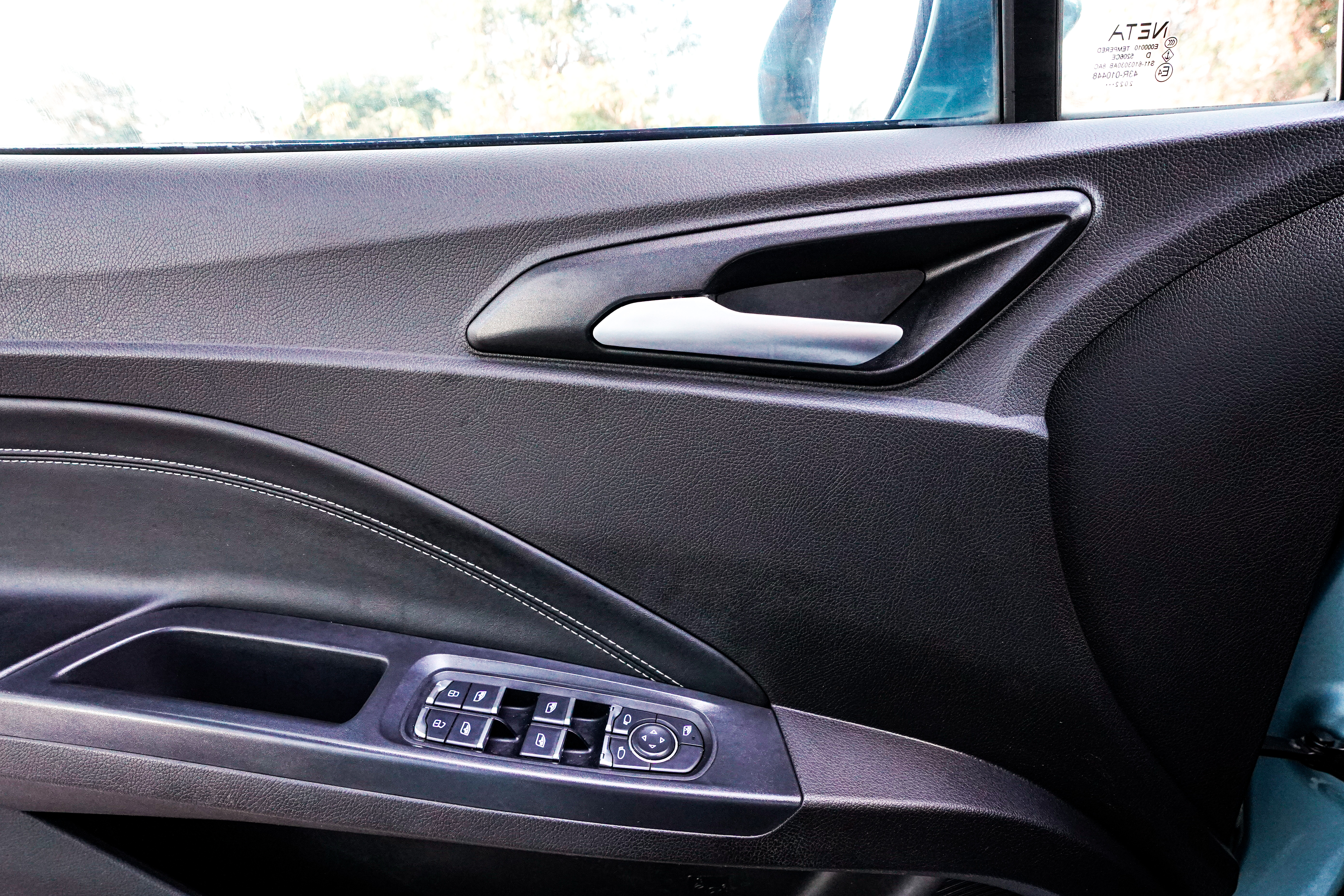 哪吒汽车 哪吒V 2022 #14 哪吒汽车 哪吒V 2022 汽车图片 #14