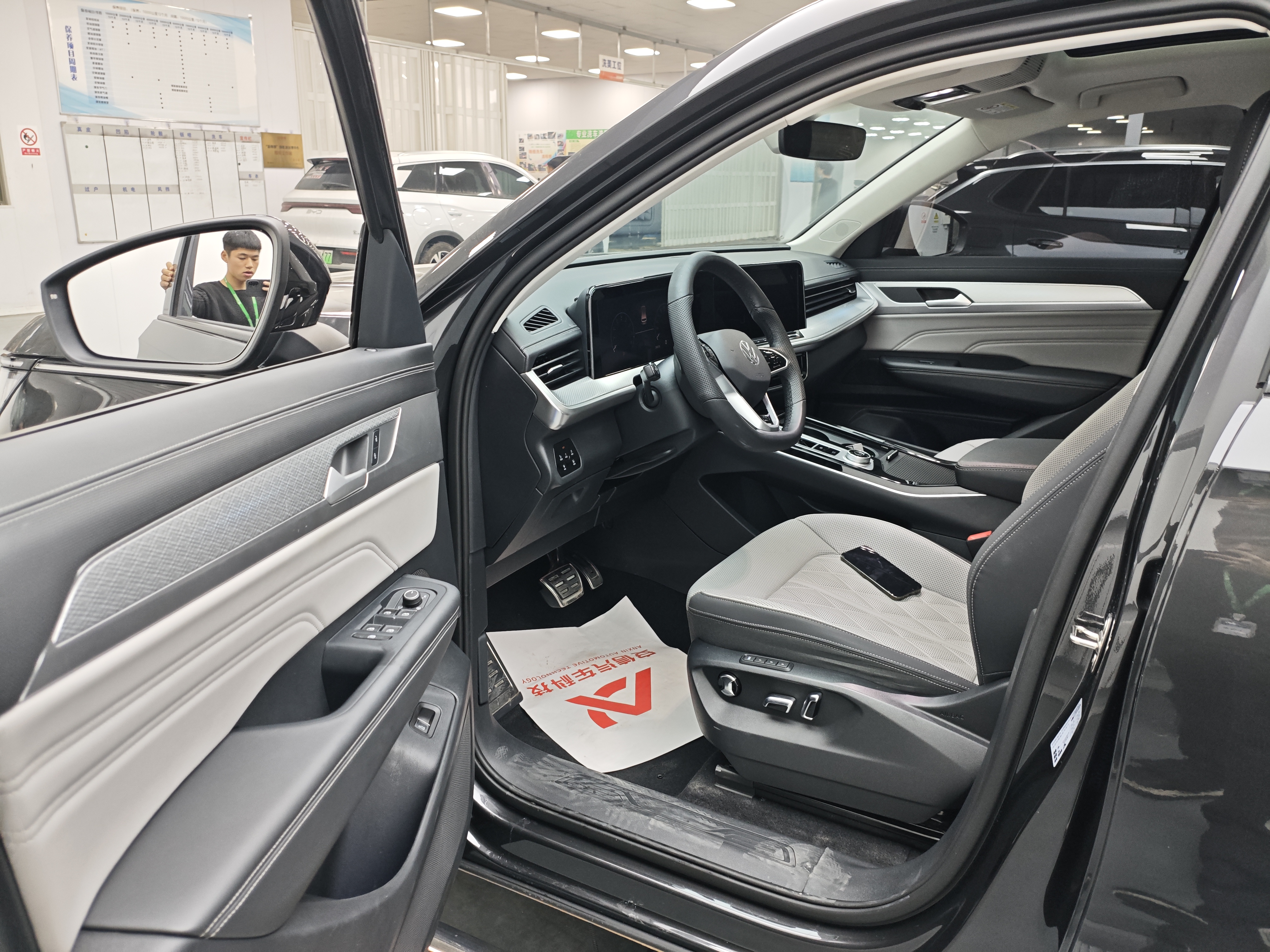 Volkswagen Tavendor 2023 car image #14