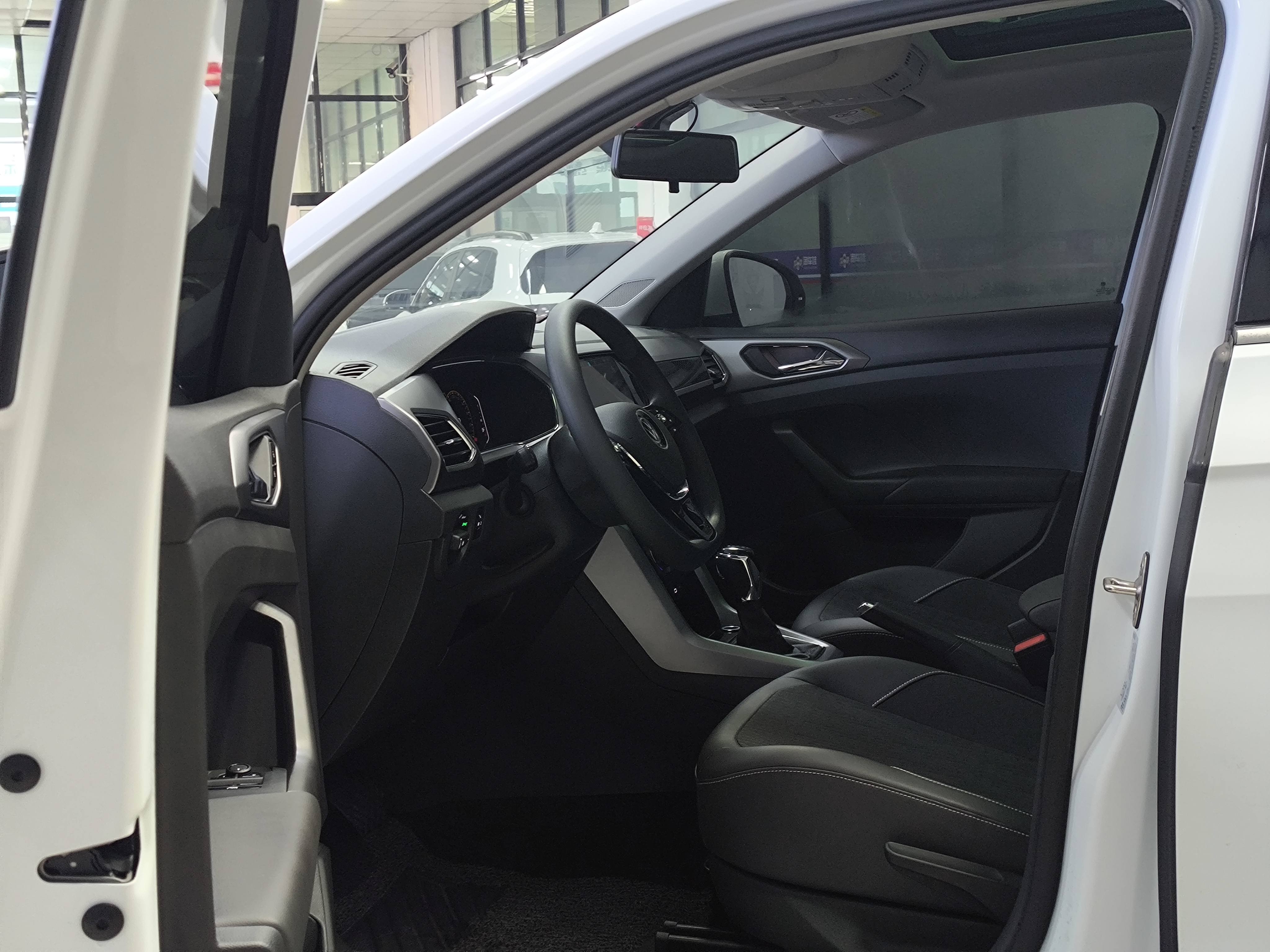 Volkswagen T-Cross 2023 #14 Volkswagen T-Cross 2023 car image #14