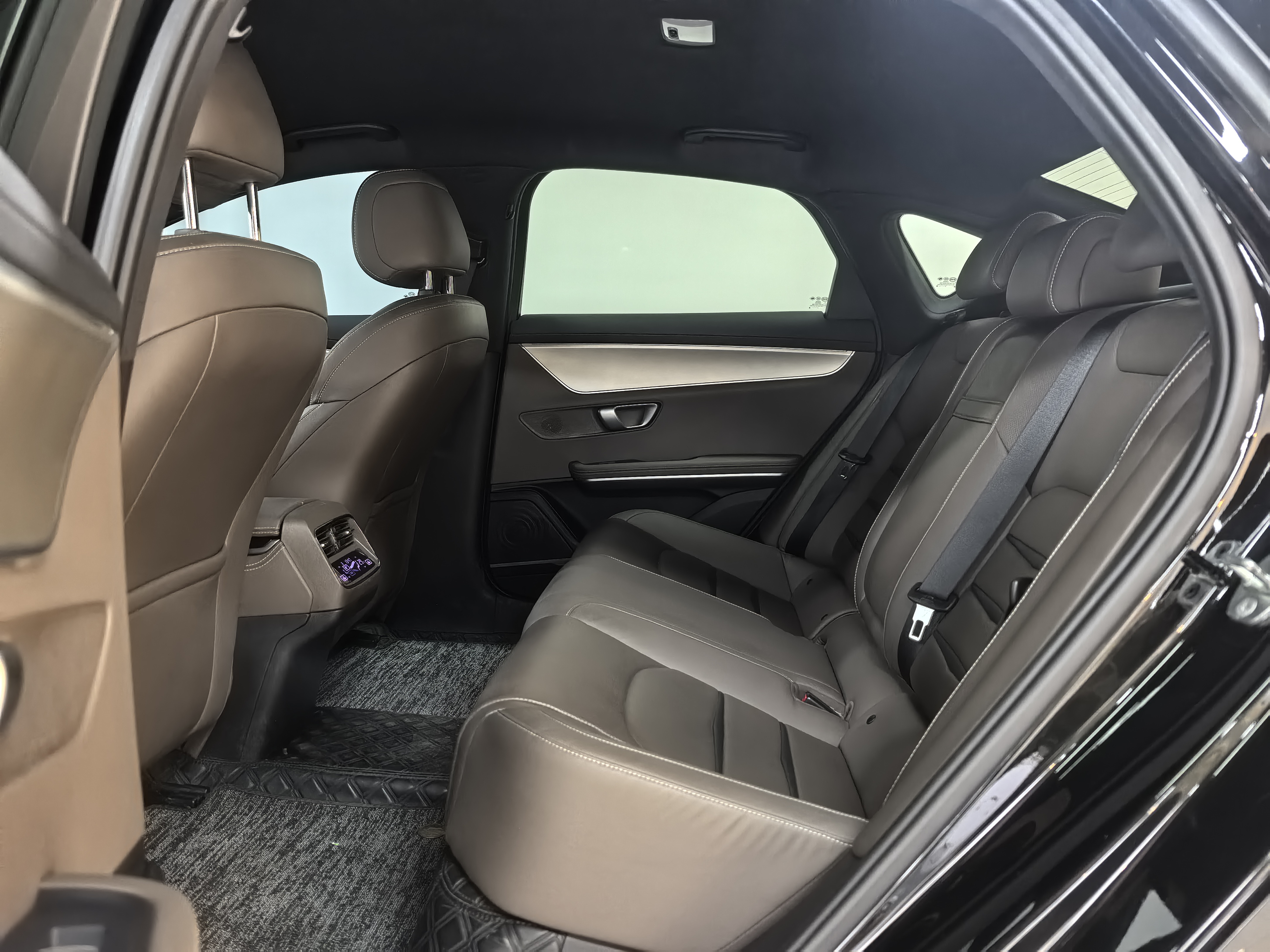 BYD e9 2023 car image #14