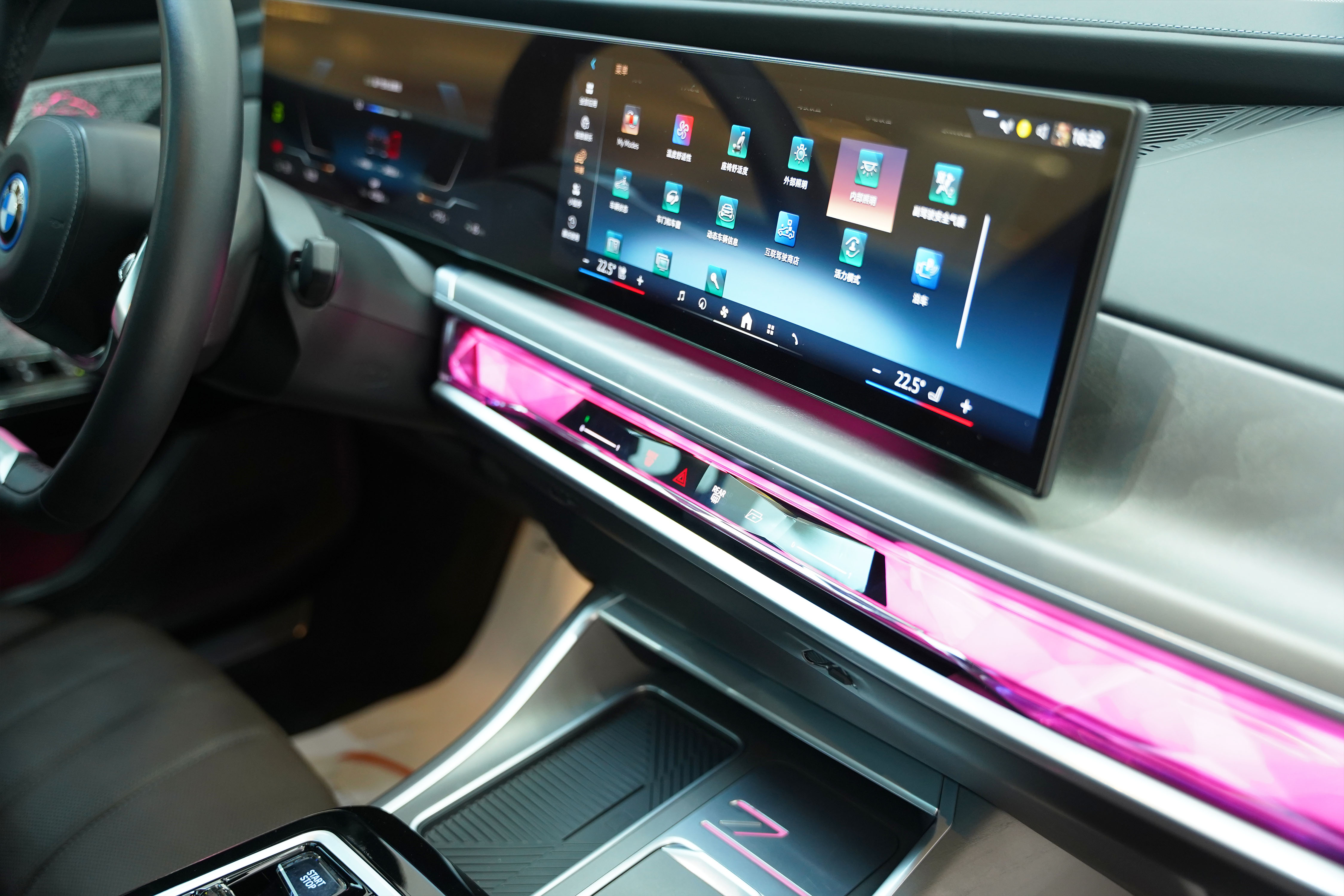 BMW i7 2023 car image #14