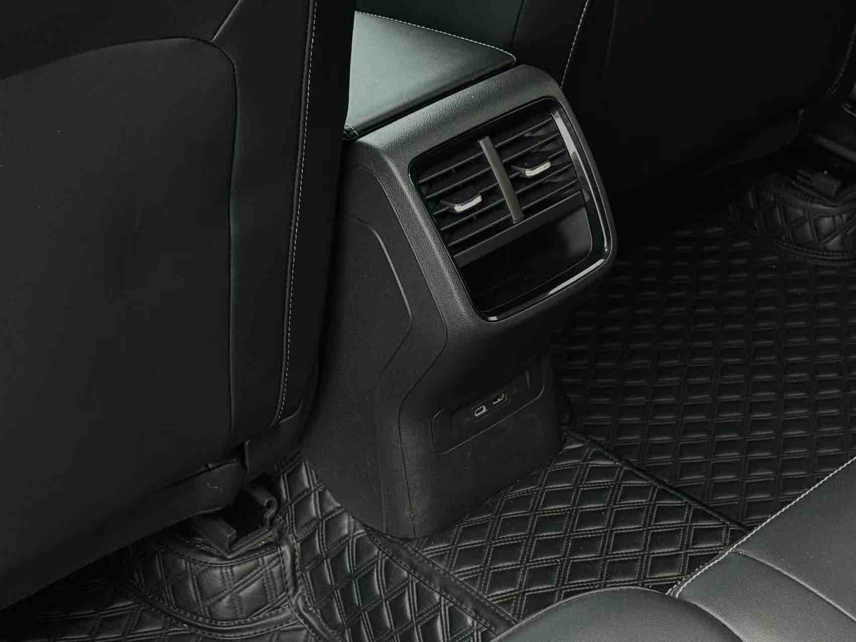 Skoda Octavia 2023 car image #14