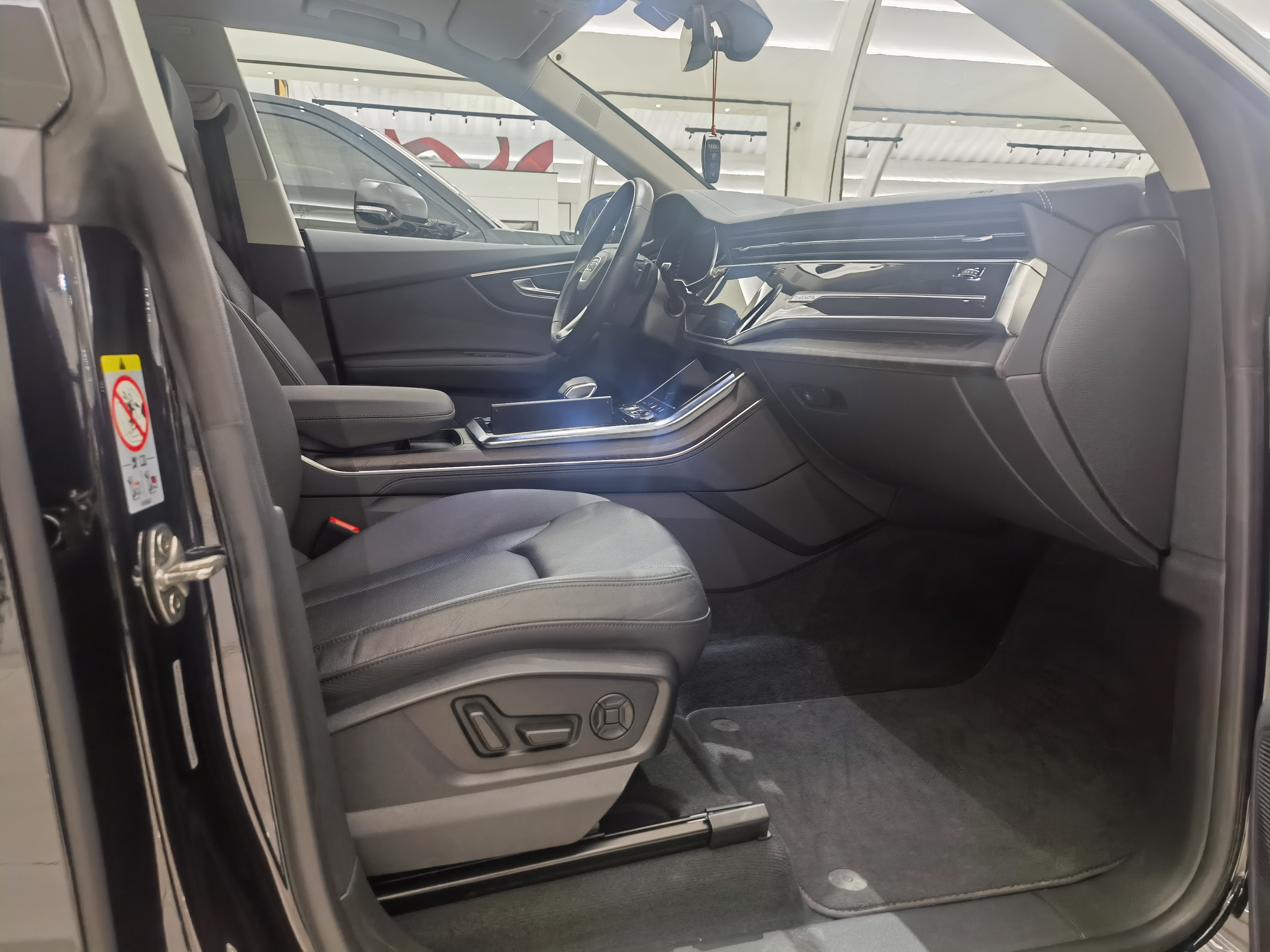 Audi Q8 2023 car image #14