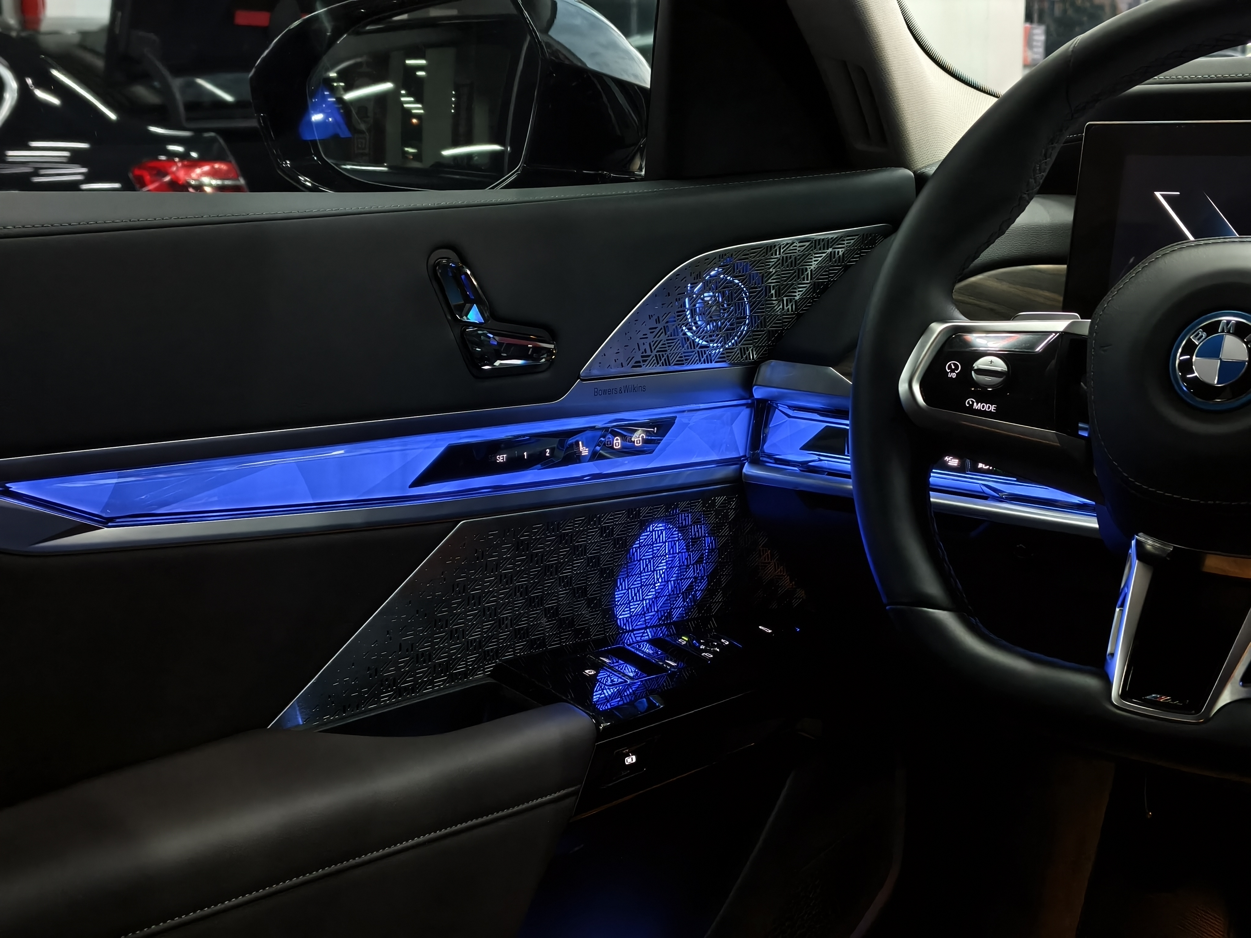 BMW i7 M70L 2024 car image #14