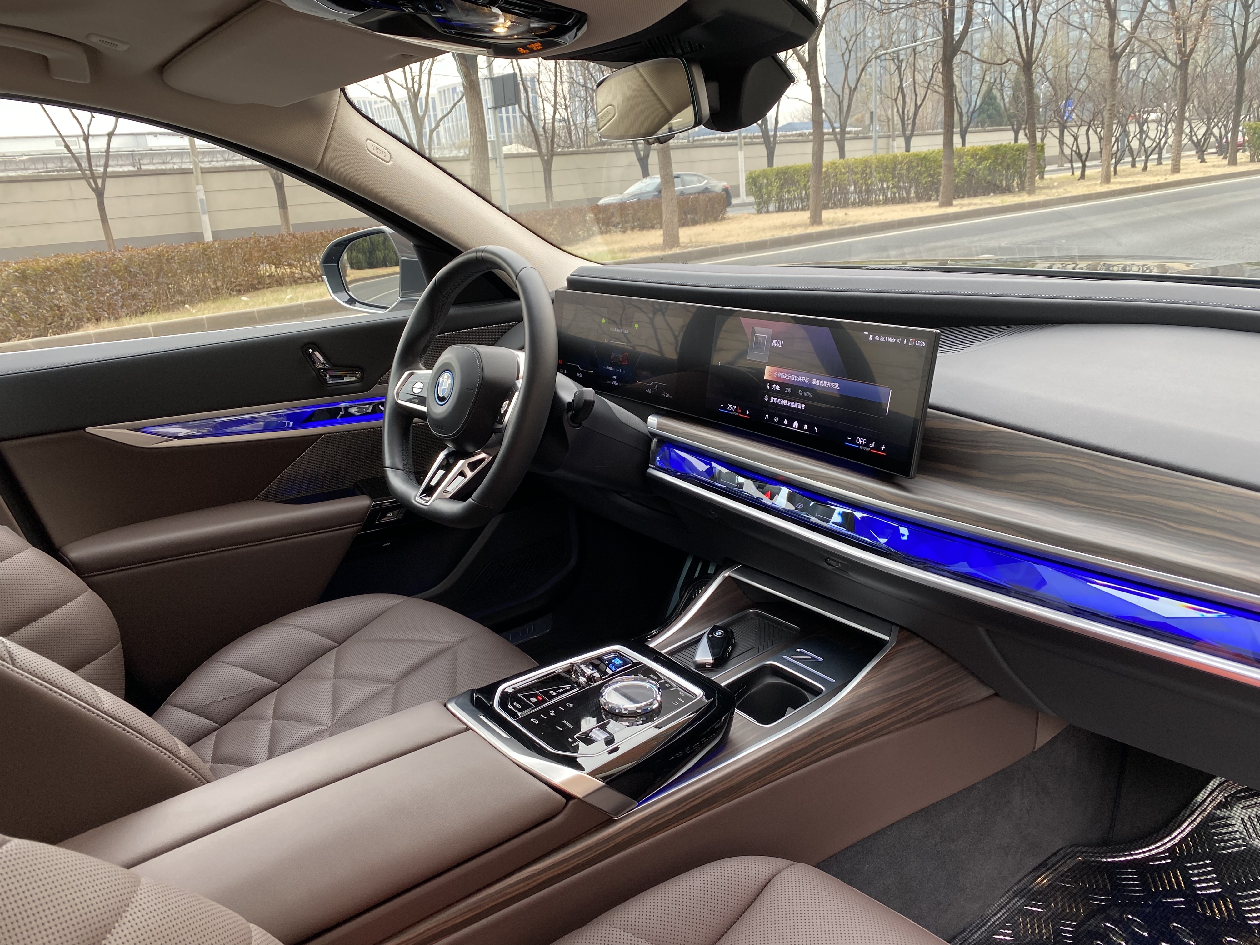 BMW i7 2023 car image #14