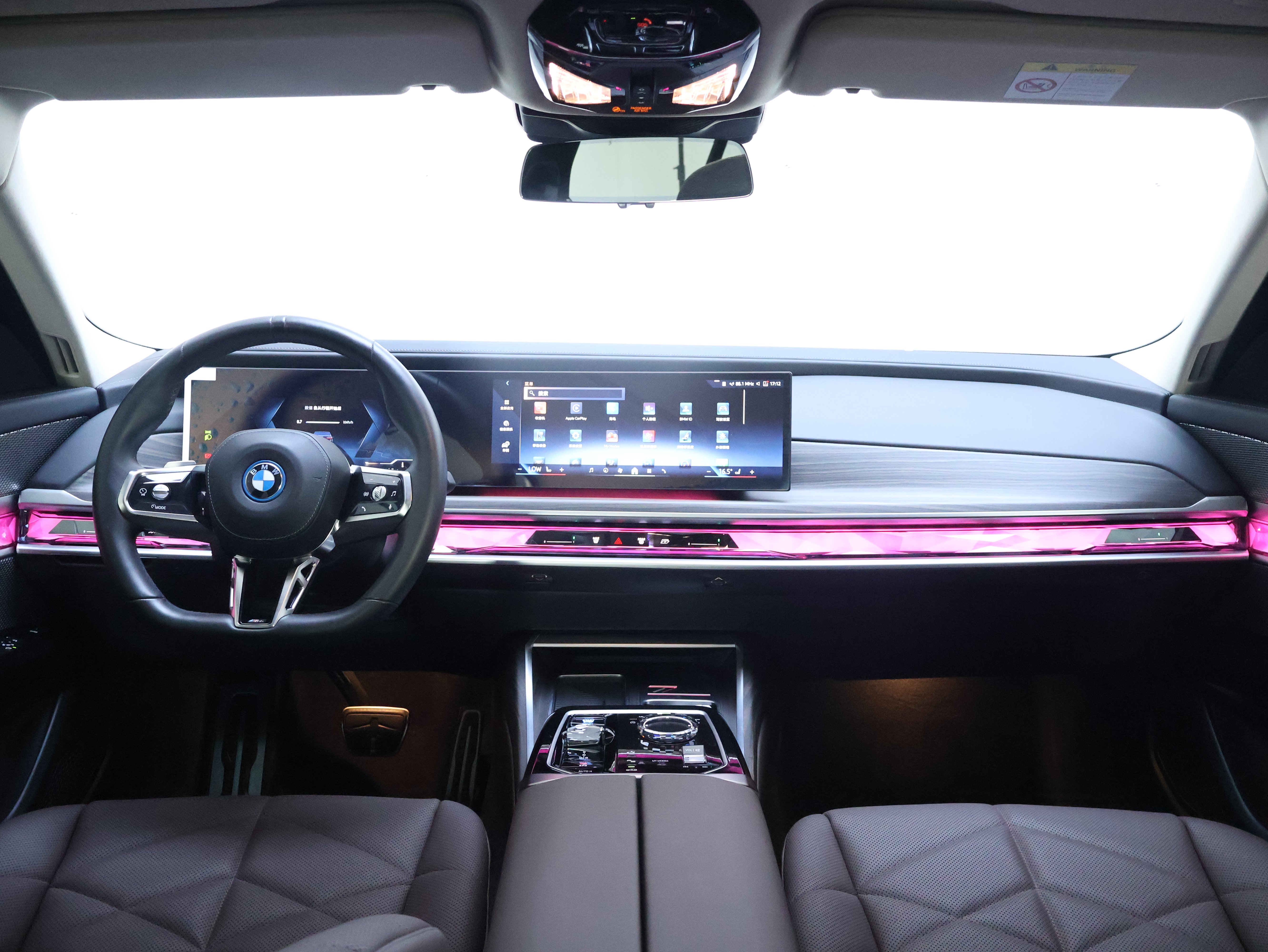 BMW i7 M70L 2024 car image #14