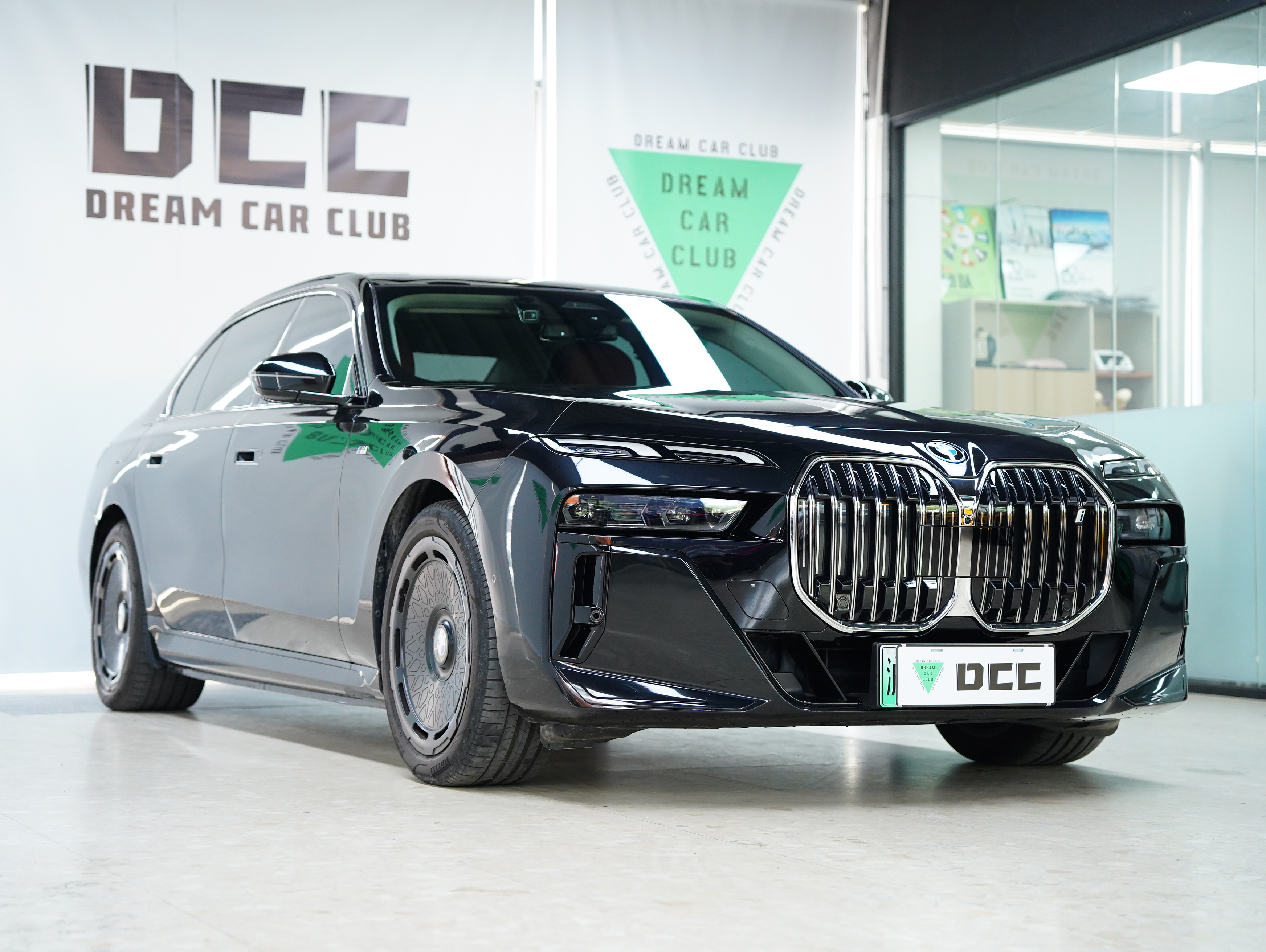 BMW i7 M70L 2023 #14 BMW i7 M70L 2023 car image #14