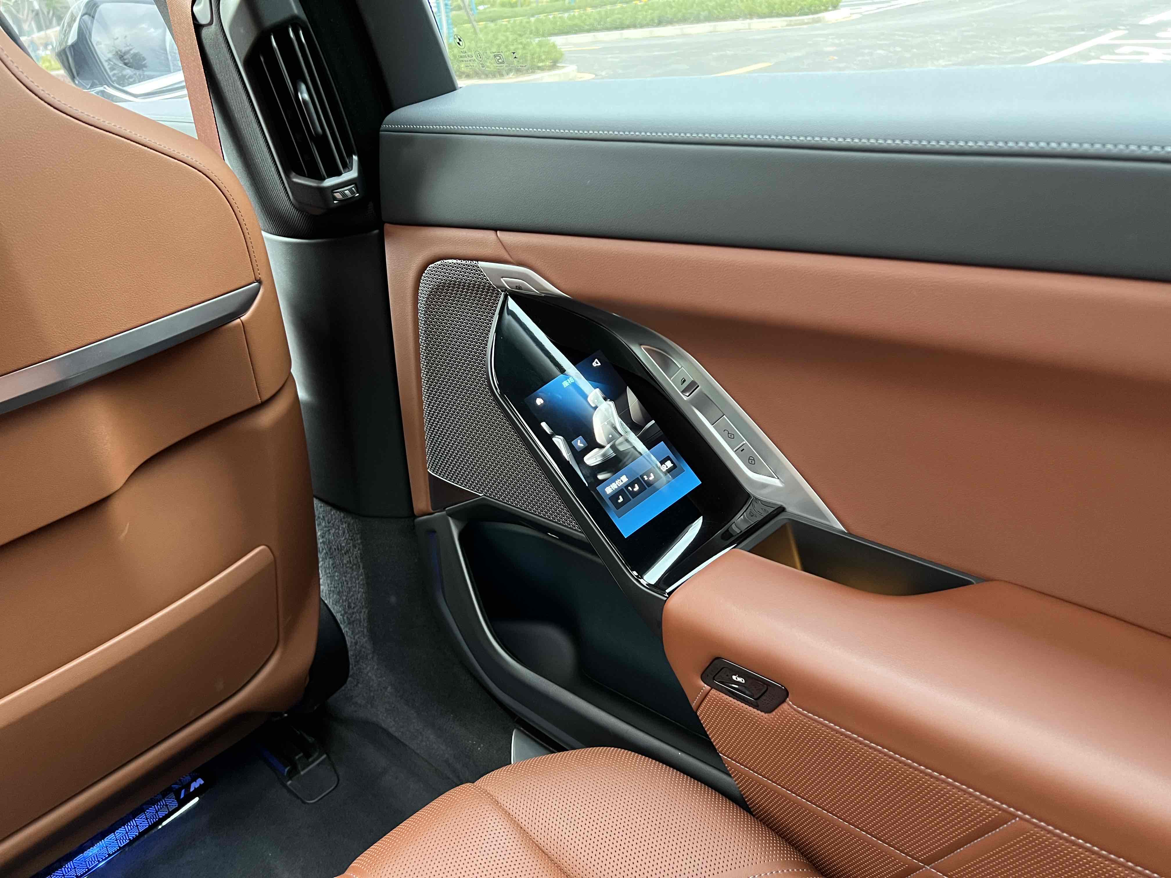 BMW i7 M70L 2024 car image #14