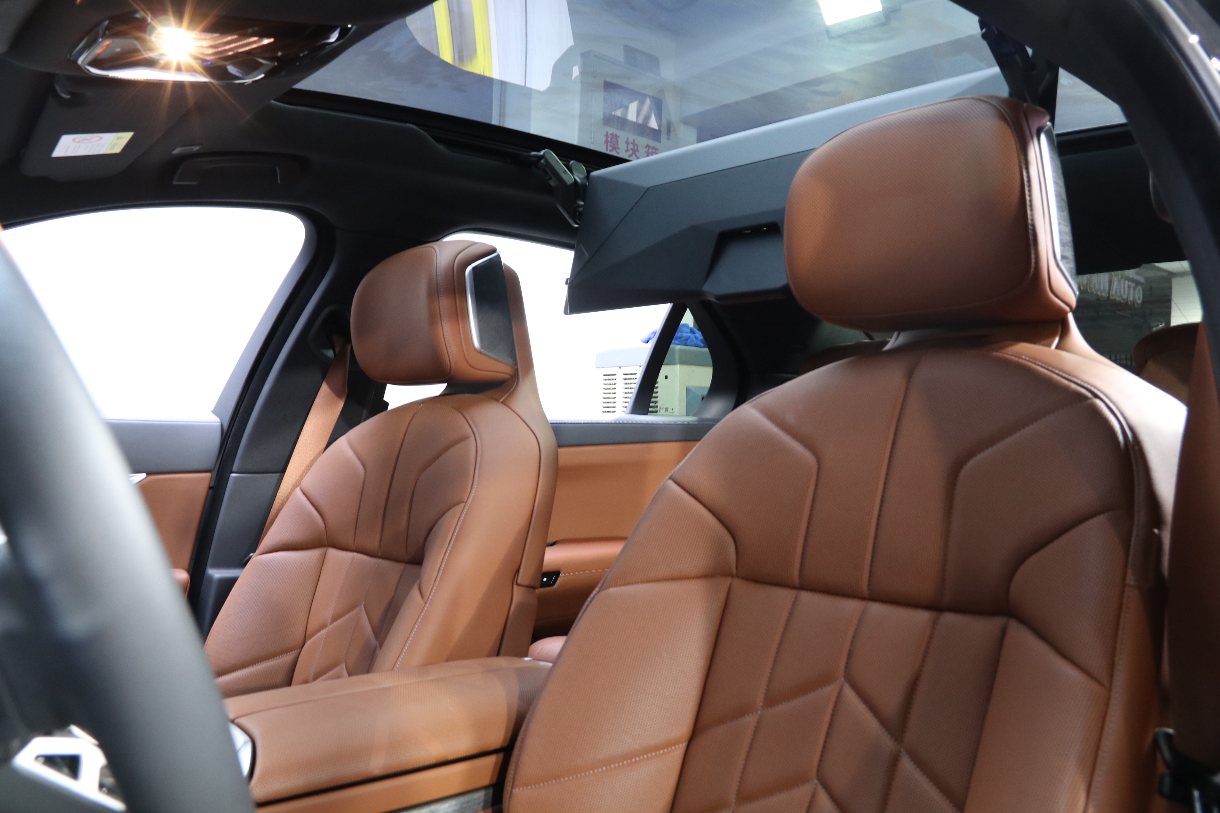 BMW i7 M70L 2025 #14 BMW i7 M70L 2025 car image #14