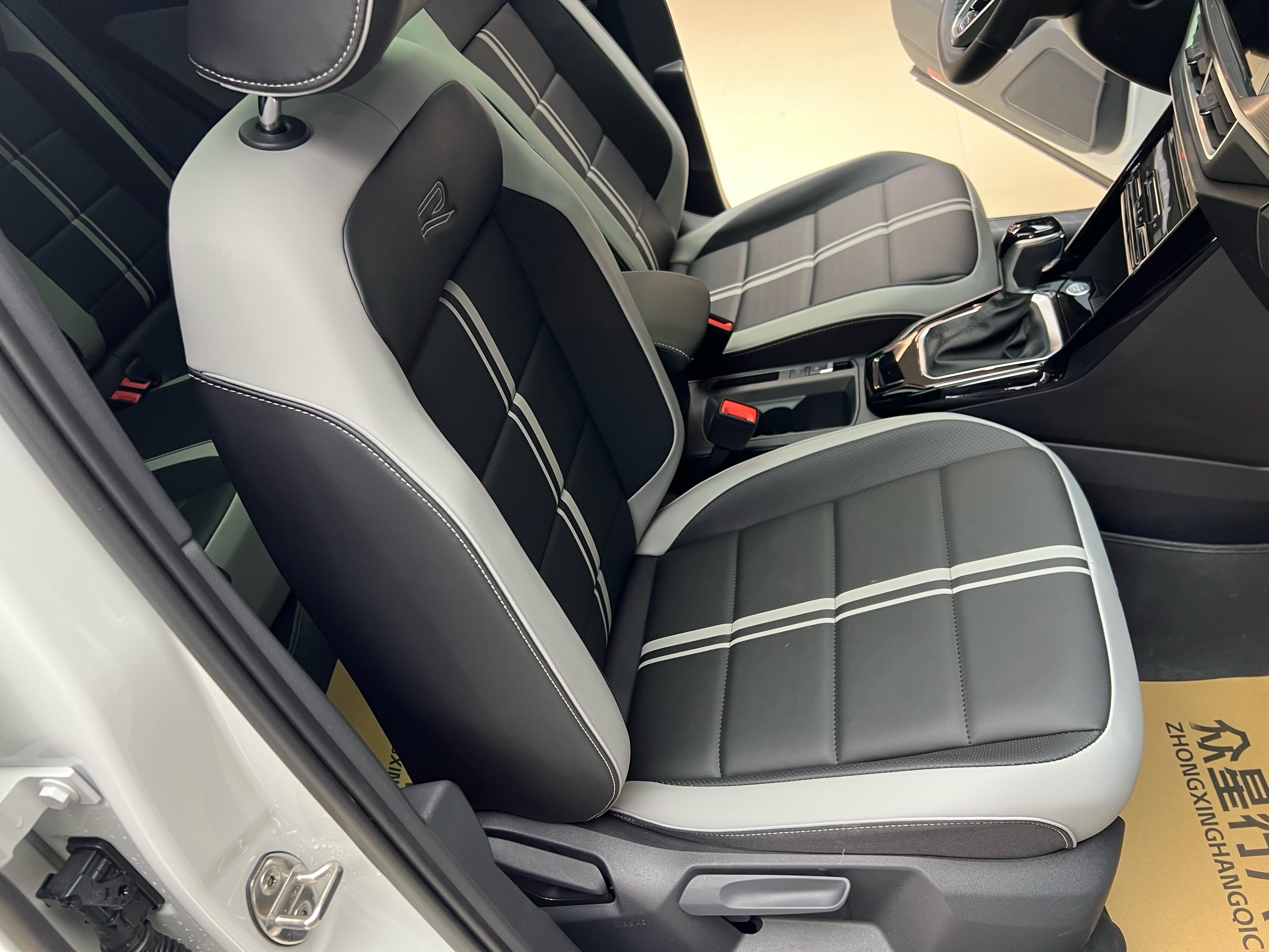 Volkswagen T-Roc 2023 car image #14