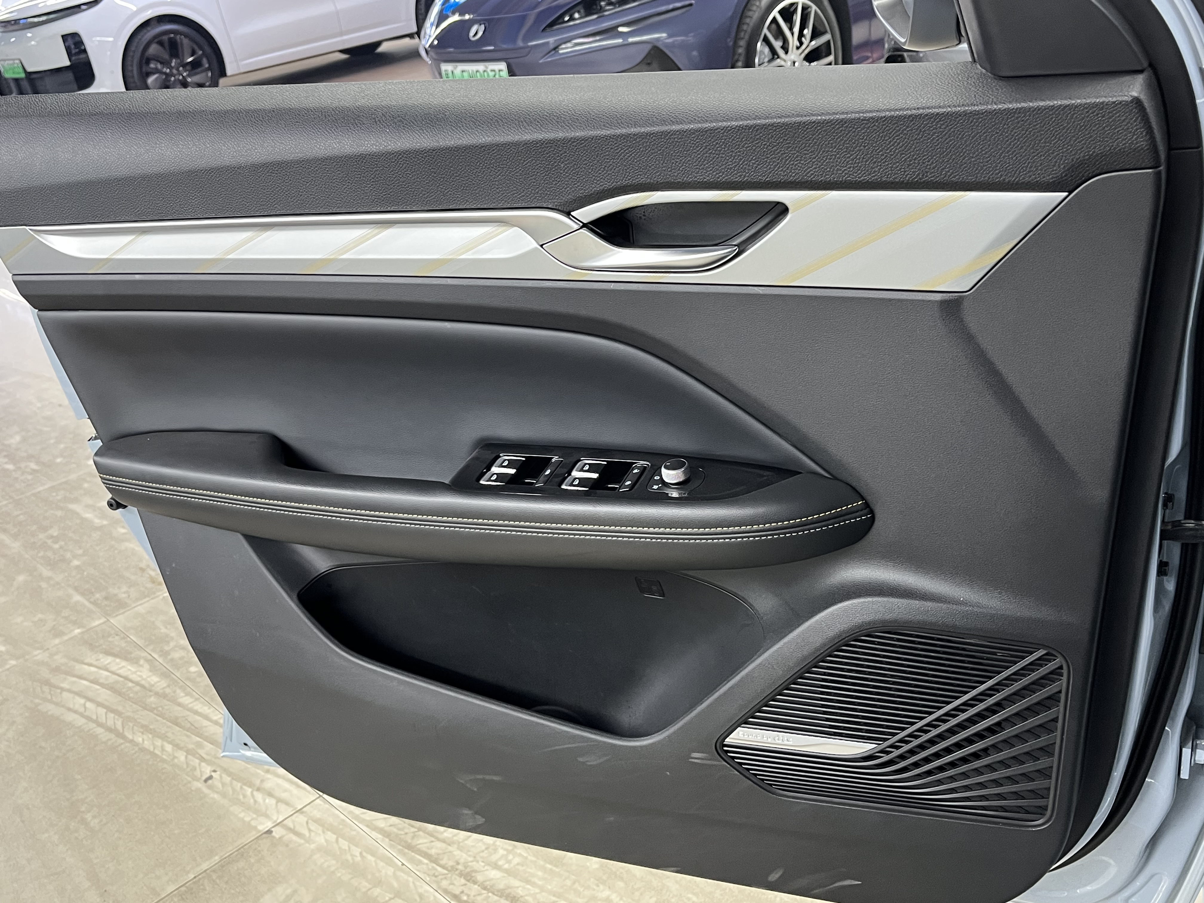 Emgrand L HiP 2024 #14 Emgrand L HiP 2024 car image #14