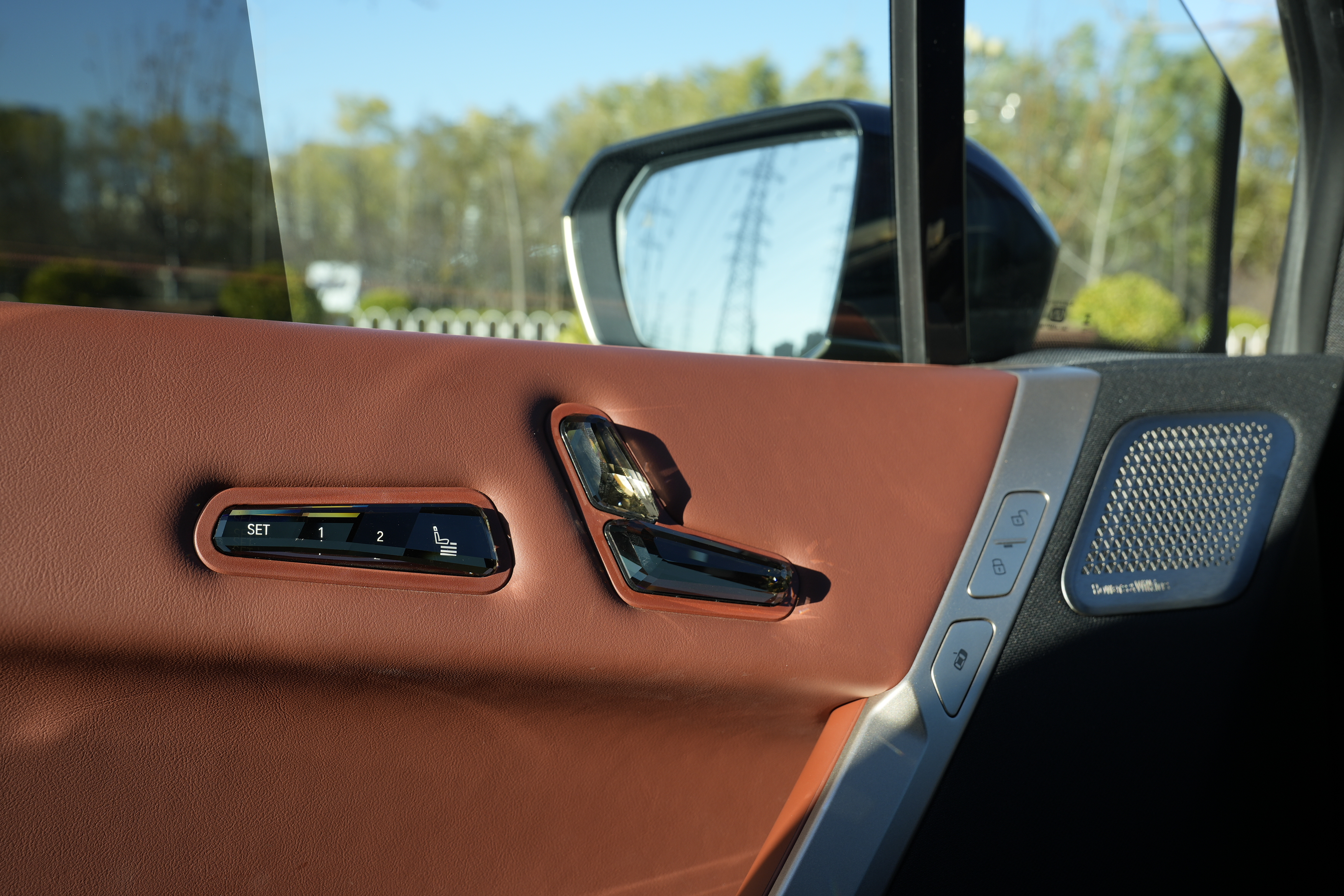 BMW iX M60 2025 car image #14