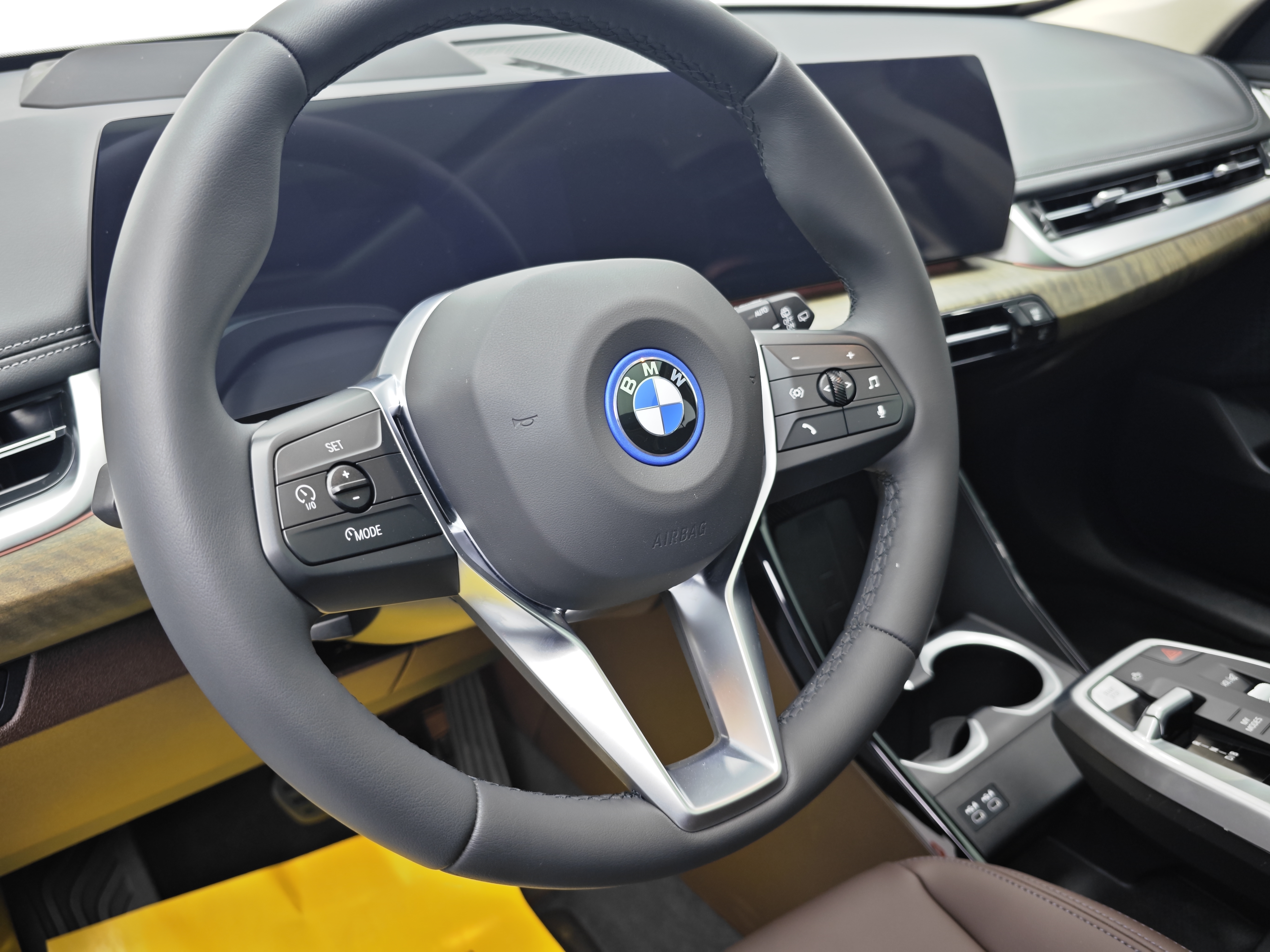 BMW iX1 2025 #14 BMW iX1 2025 صورة سيارة #14
