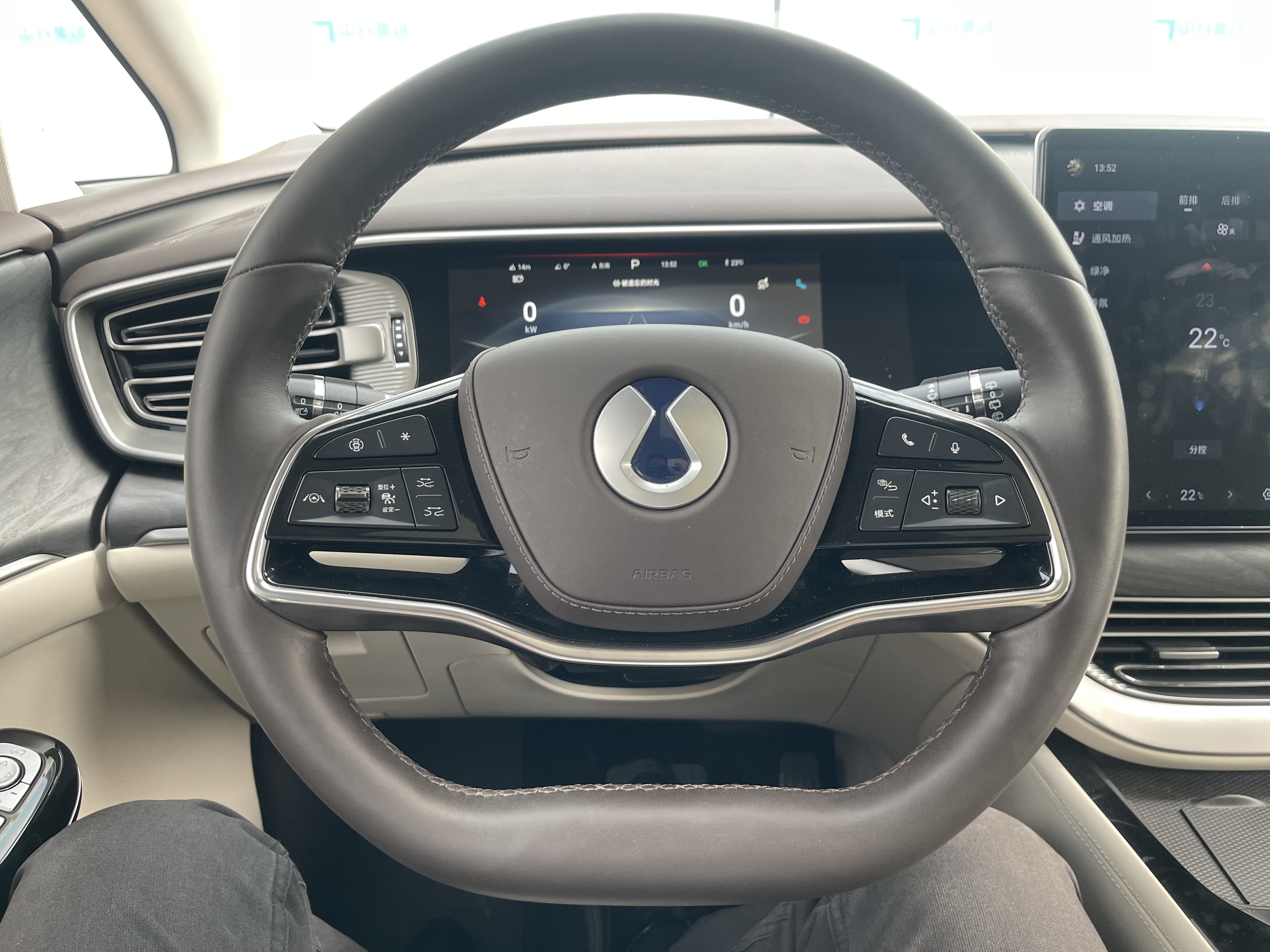 Denza D9 2024 car image #14