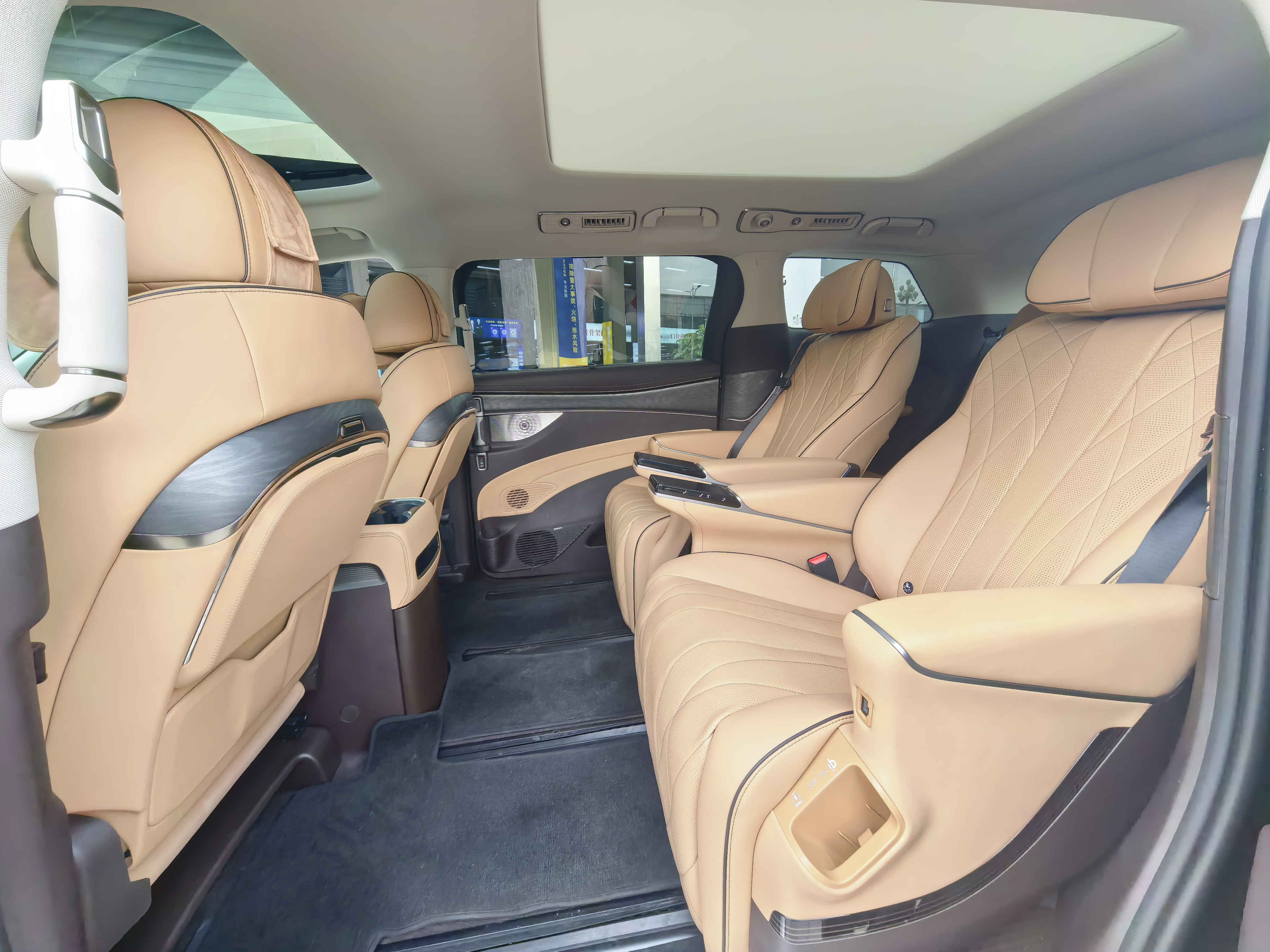 Denza D9 2024 car image #14