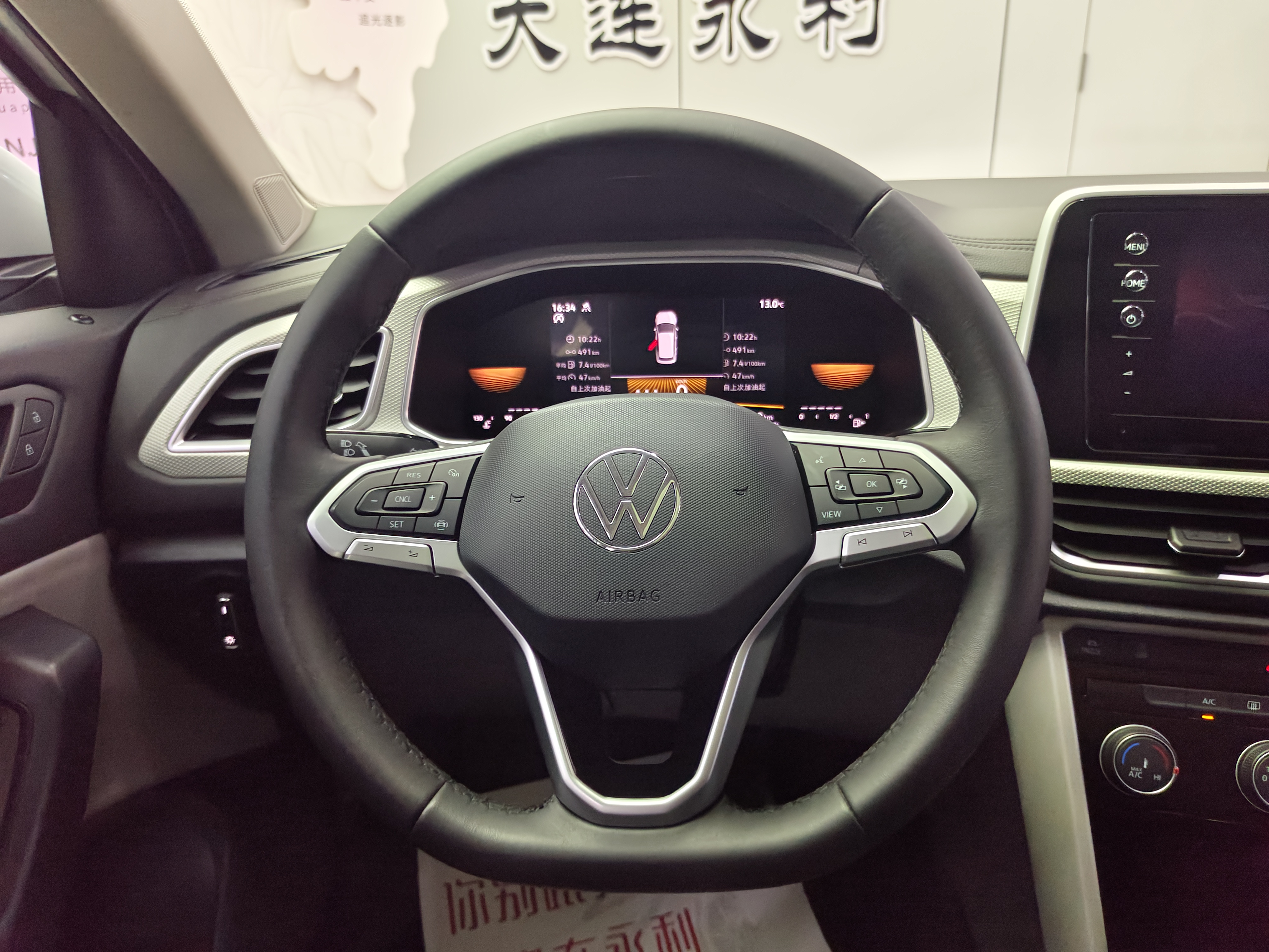 Volkswagen T-Roc 2024 car image #14