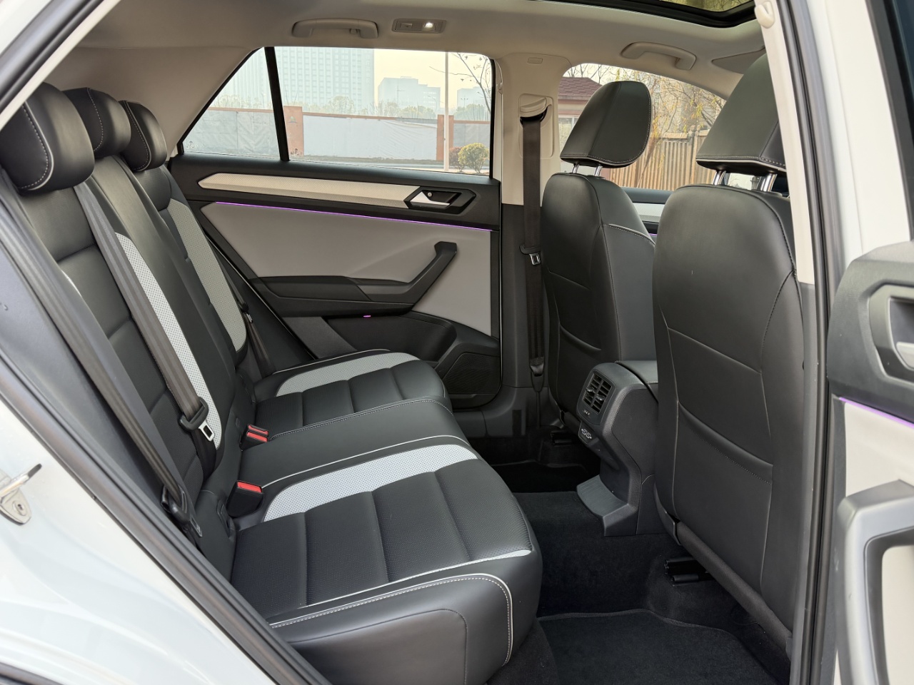 Volkswagen T-Roc 2024 car image #14