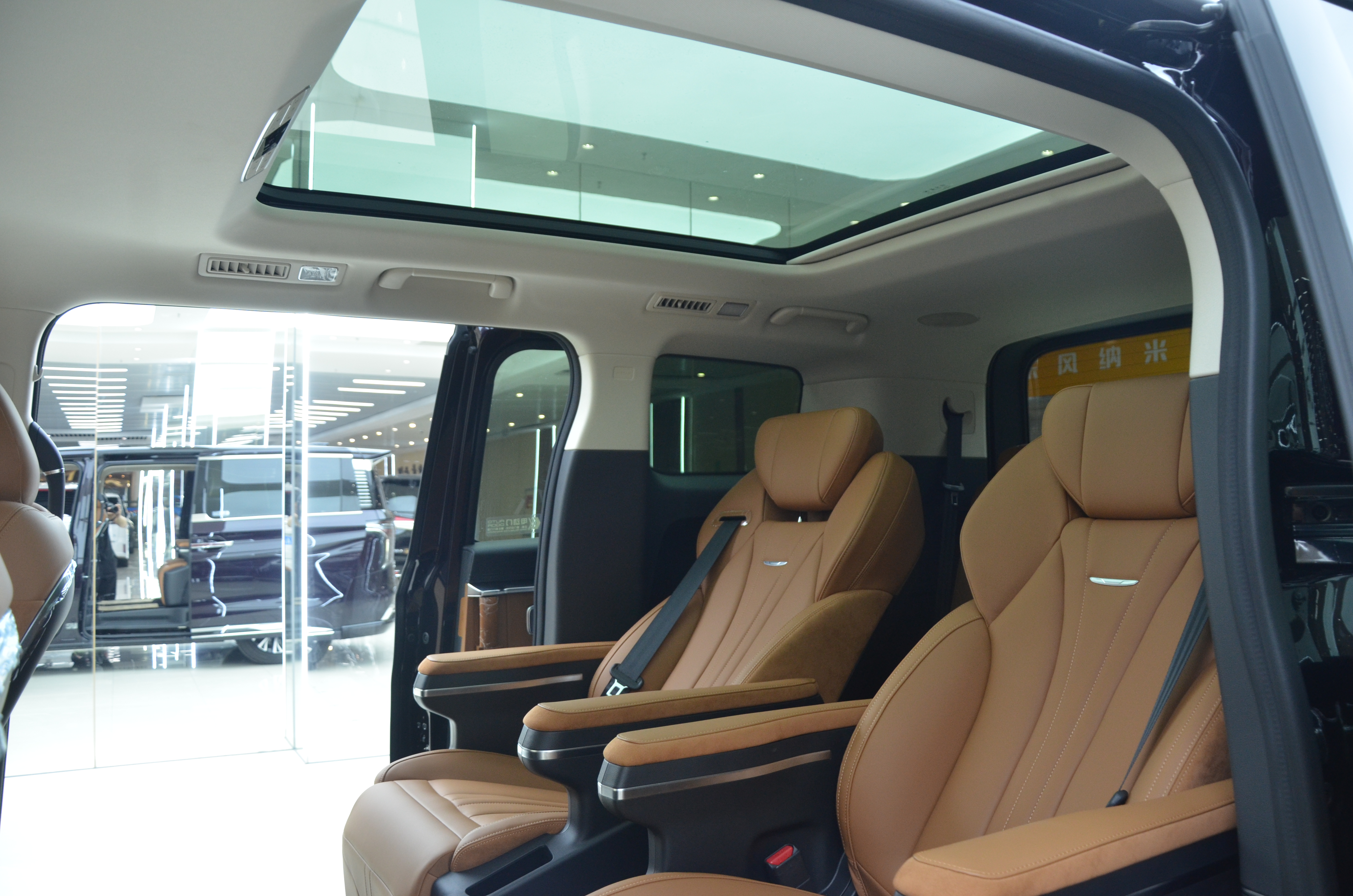 HongQi HQ9 PHEV 2025 #14 HongQi HQ9 PHEV 2025 car image #14