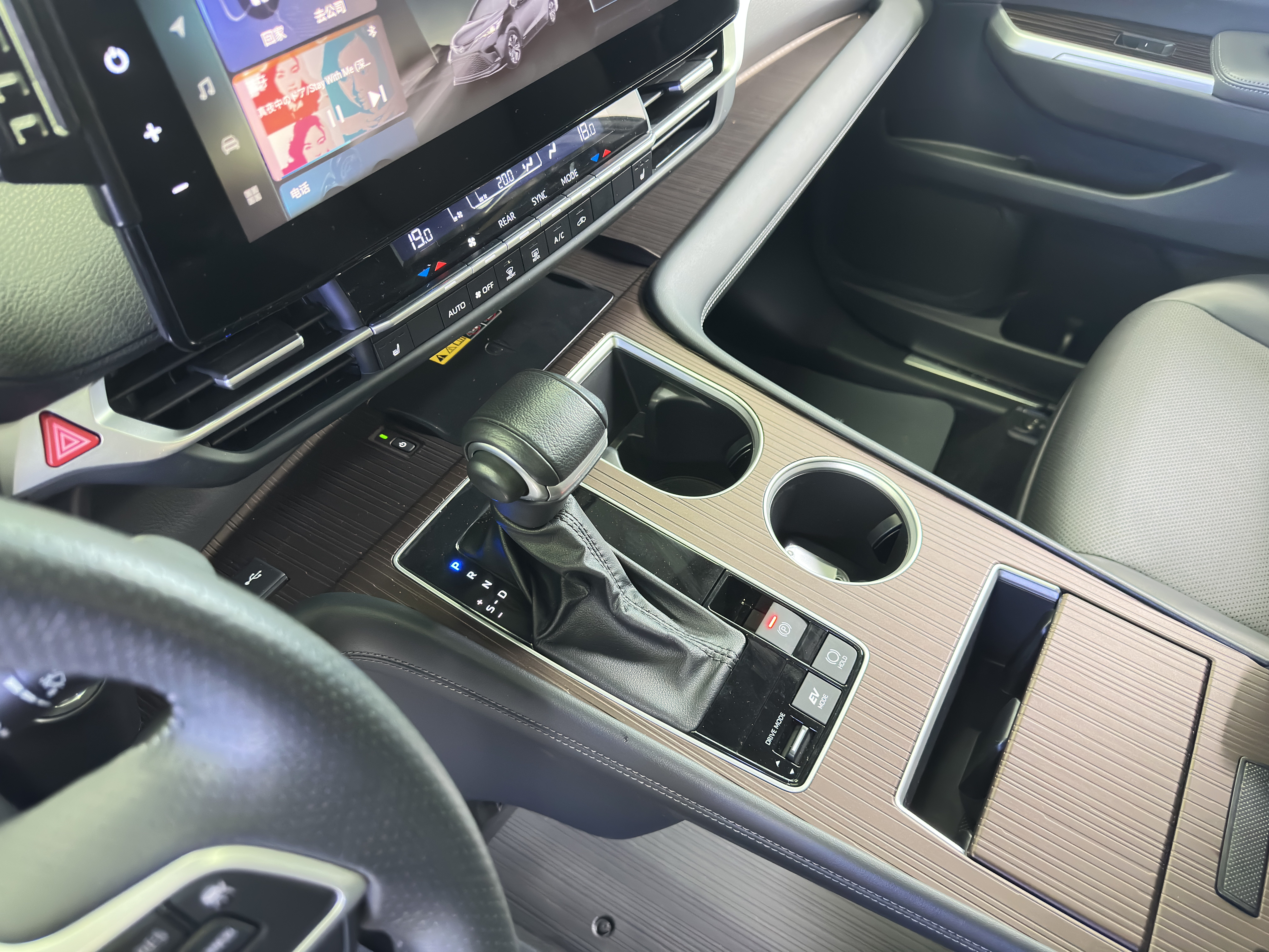 Toyota Granvia 2024 car image #14