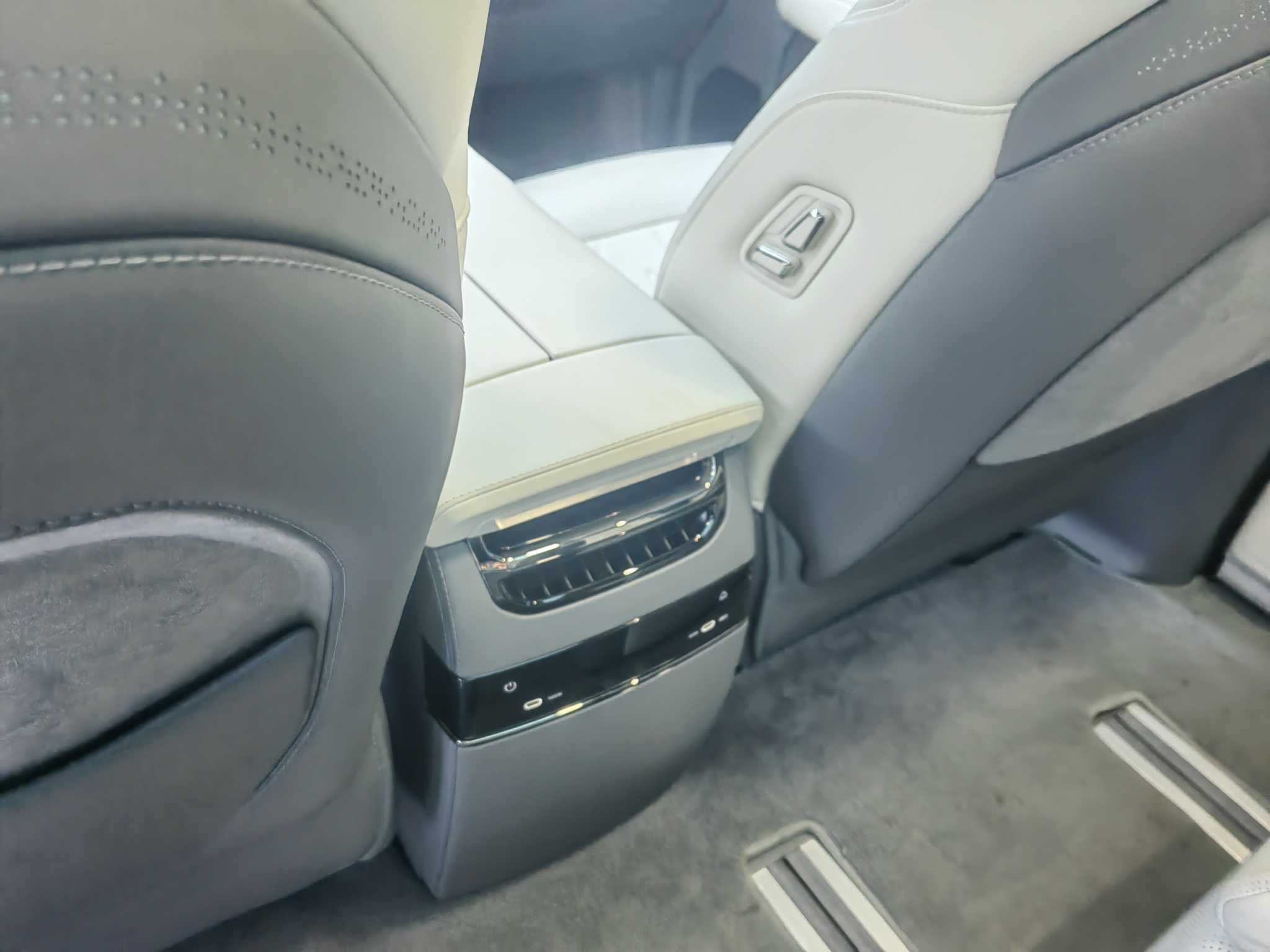 极氪 极氪009 2024 汽车图片 #14