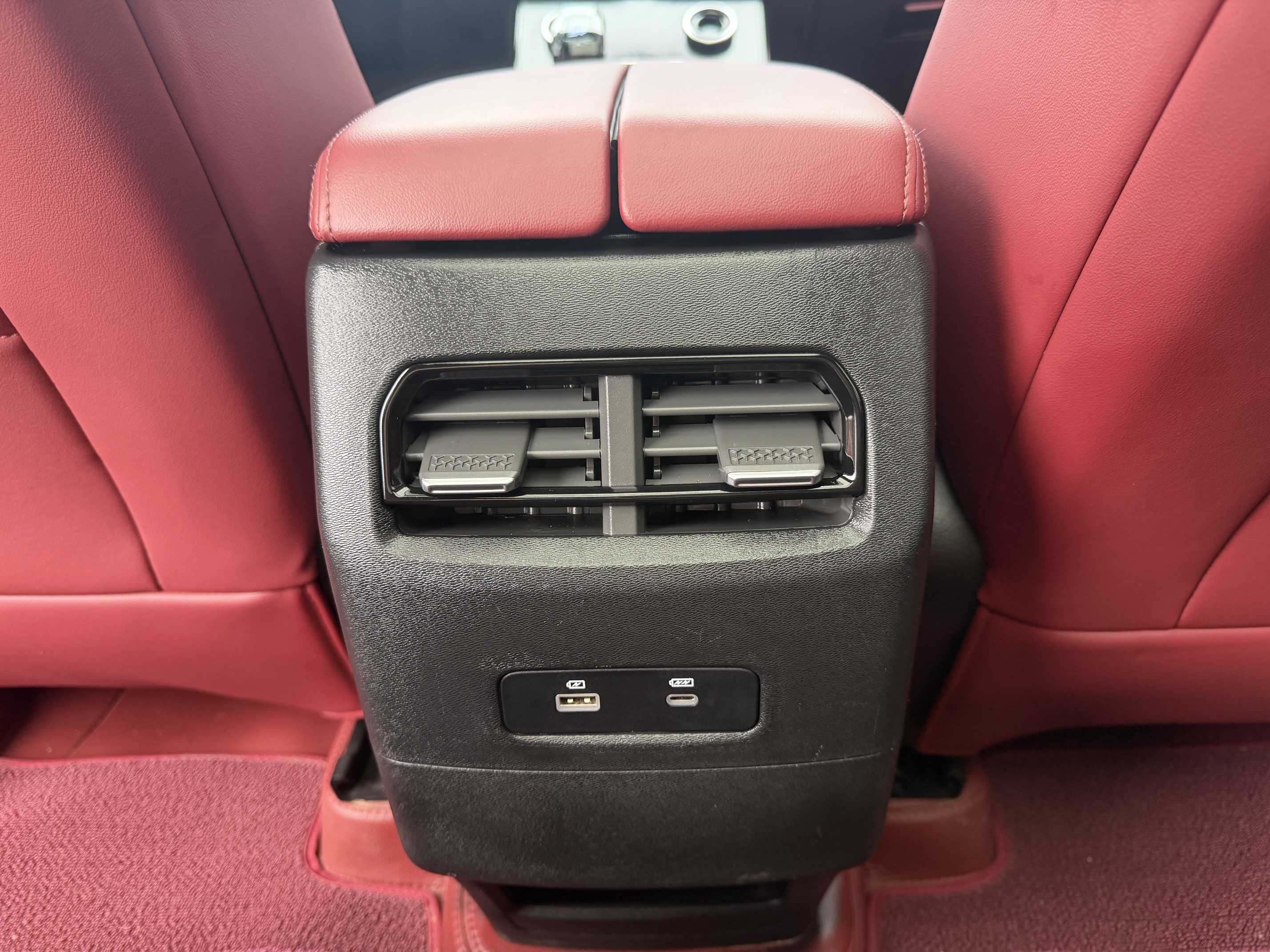 X70 PLUS 2025 #14 X70 PLUS 2025 car image #14