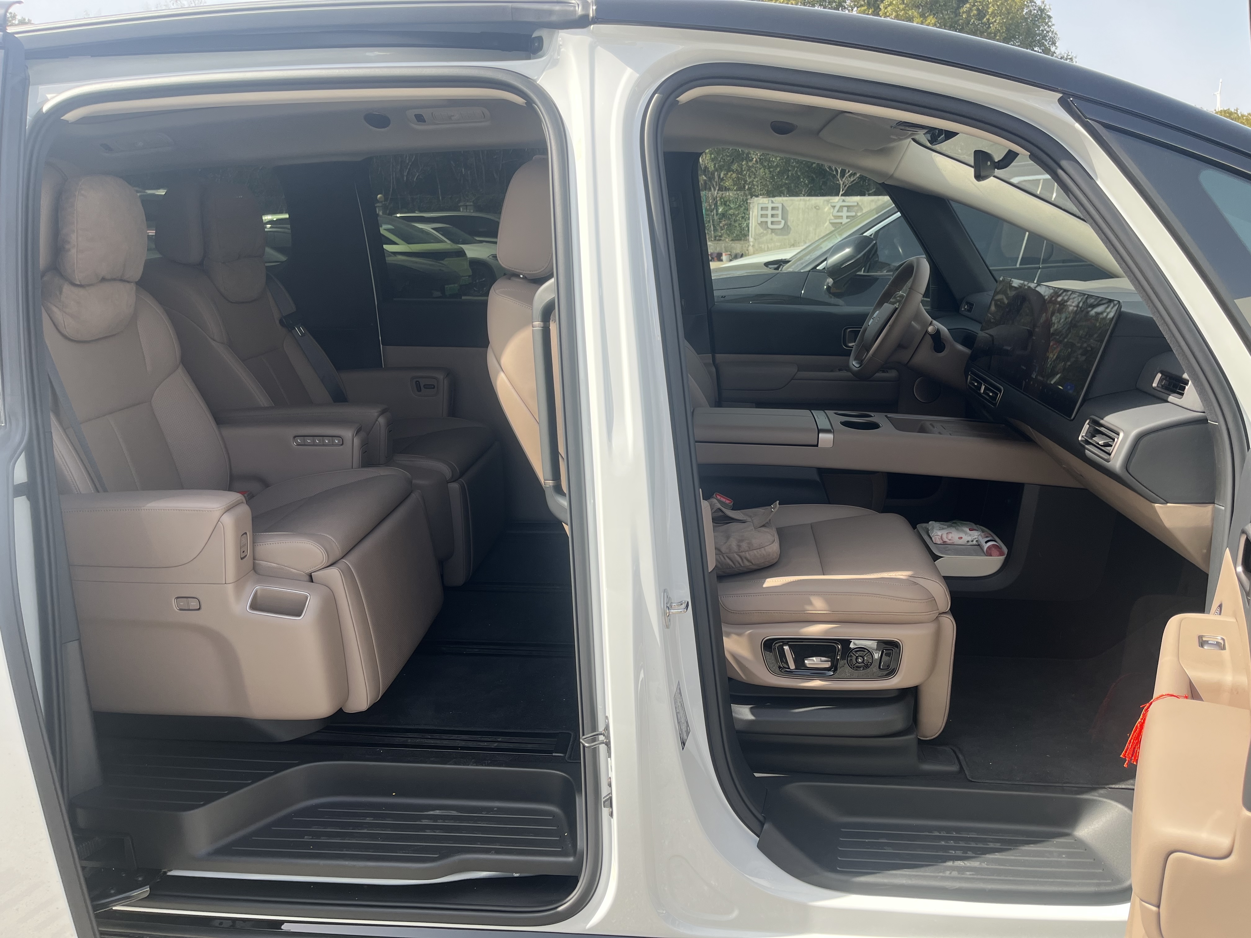 理想汽车 理想MEGA 2025 汽车图片 #14