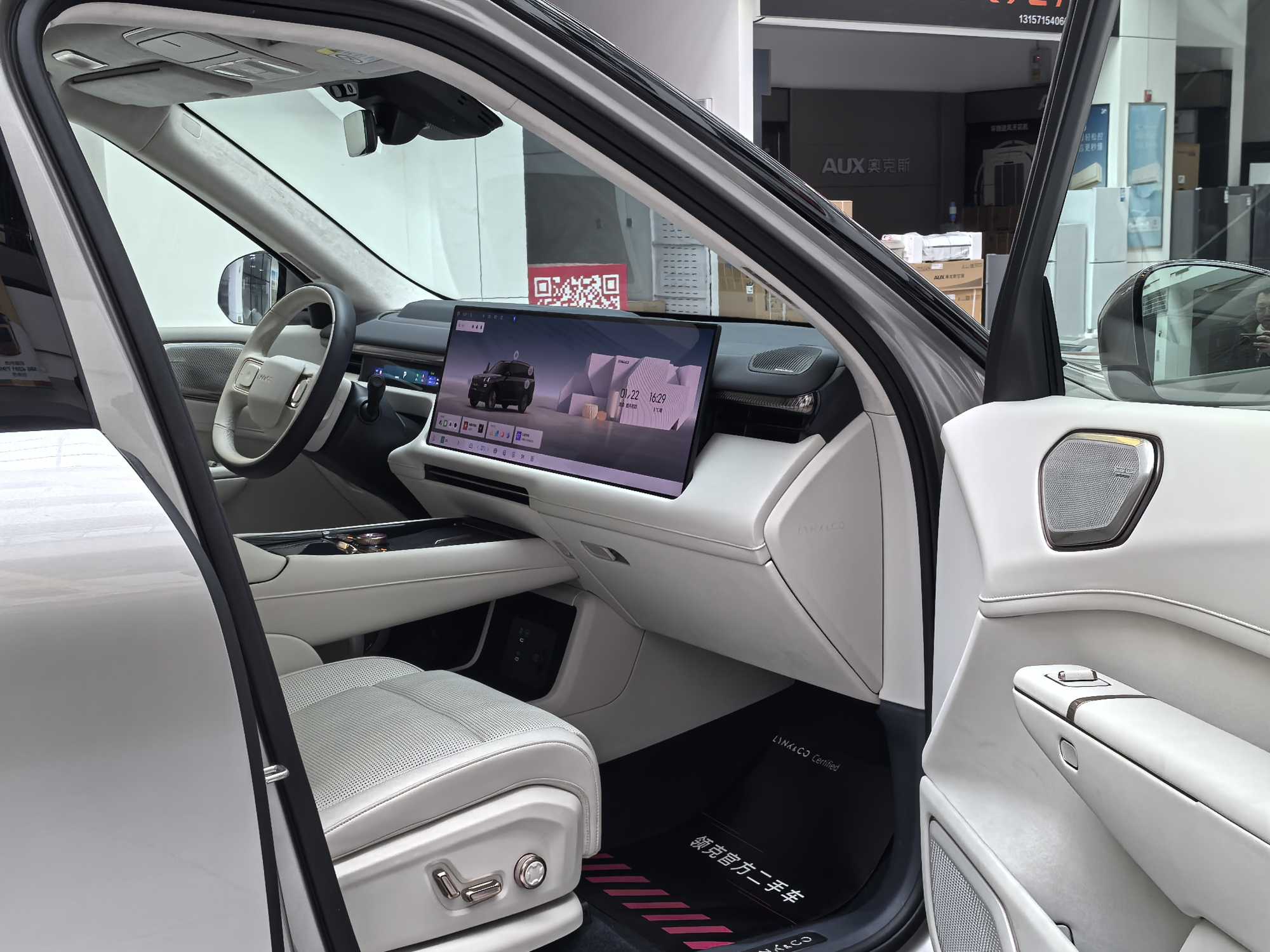 Lynk & Co 900 2025 car image #14