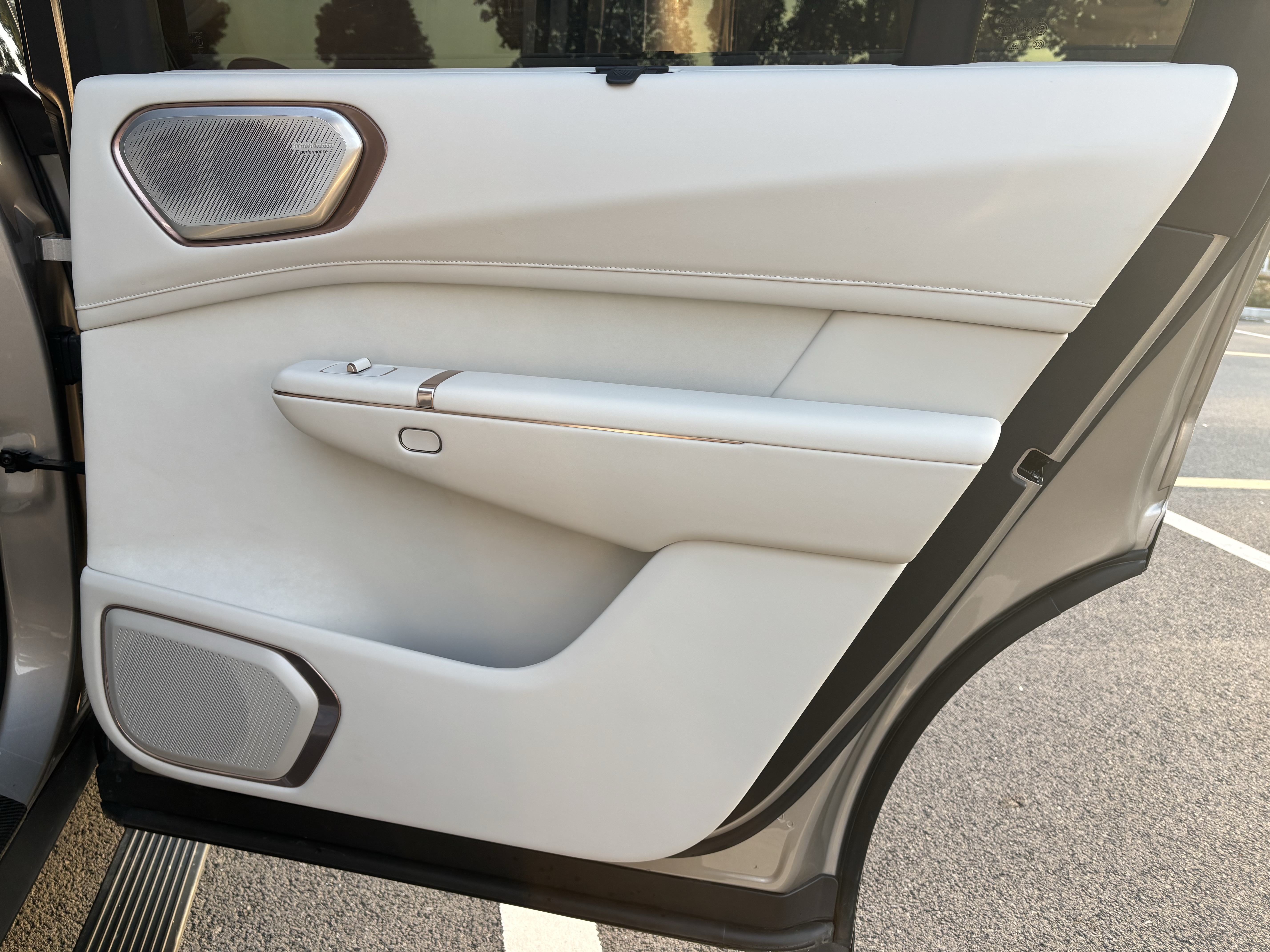 Lynk & Co 900 2025 car image #14