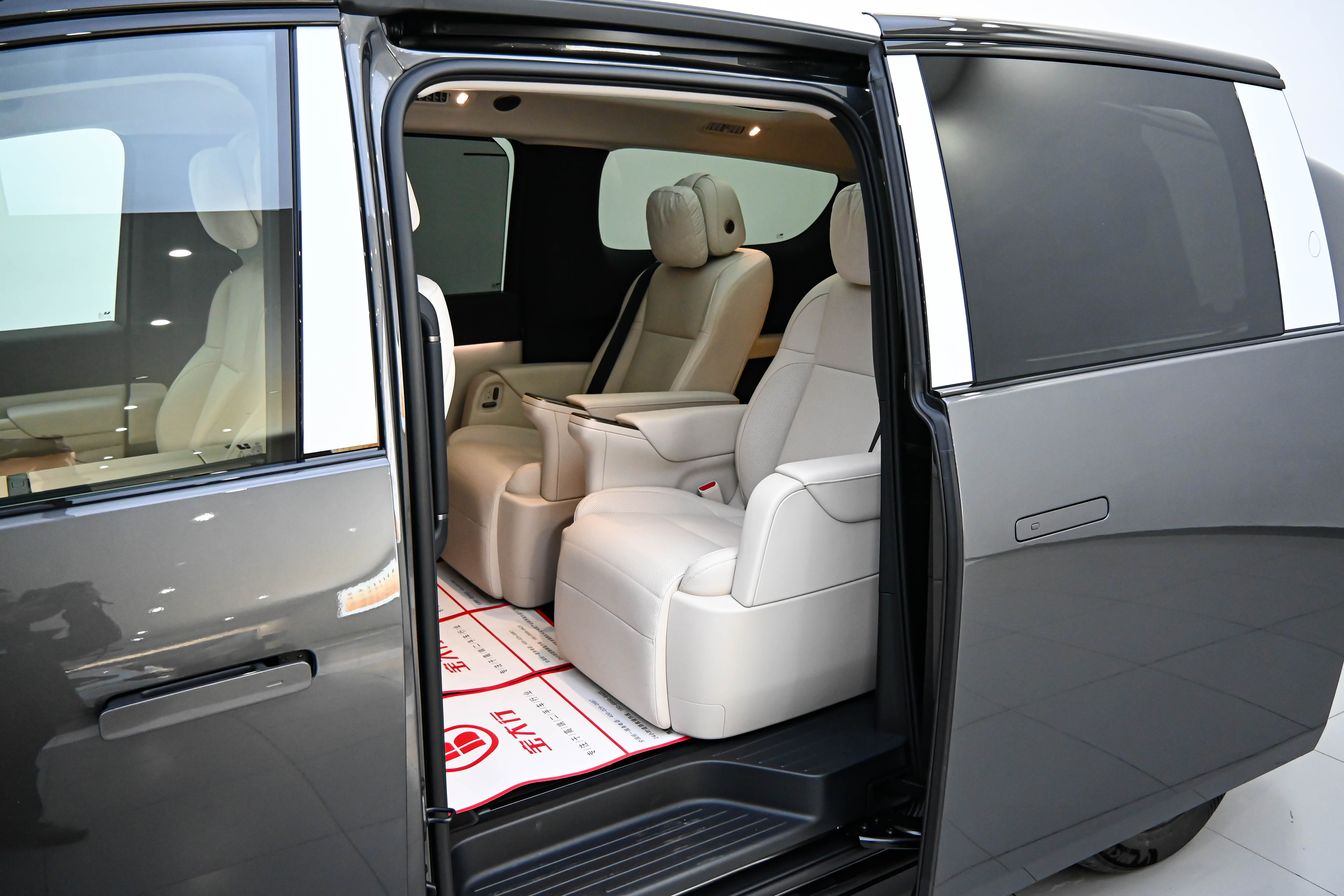 理想汽车 理想MEGA 2025 汽车图片 #14