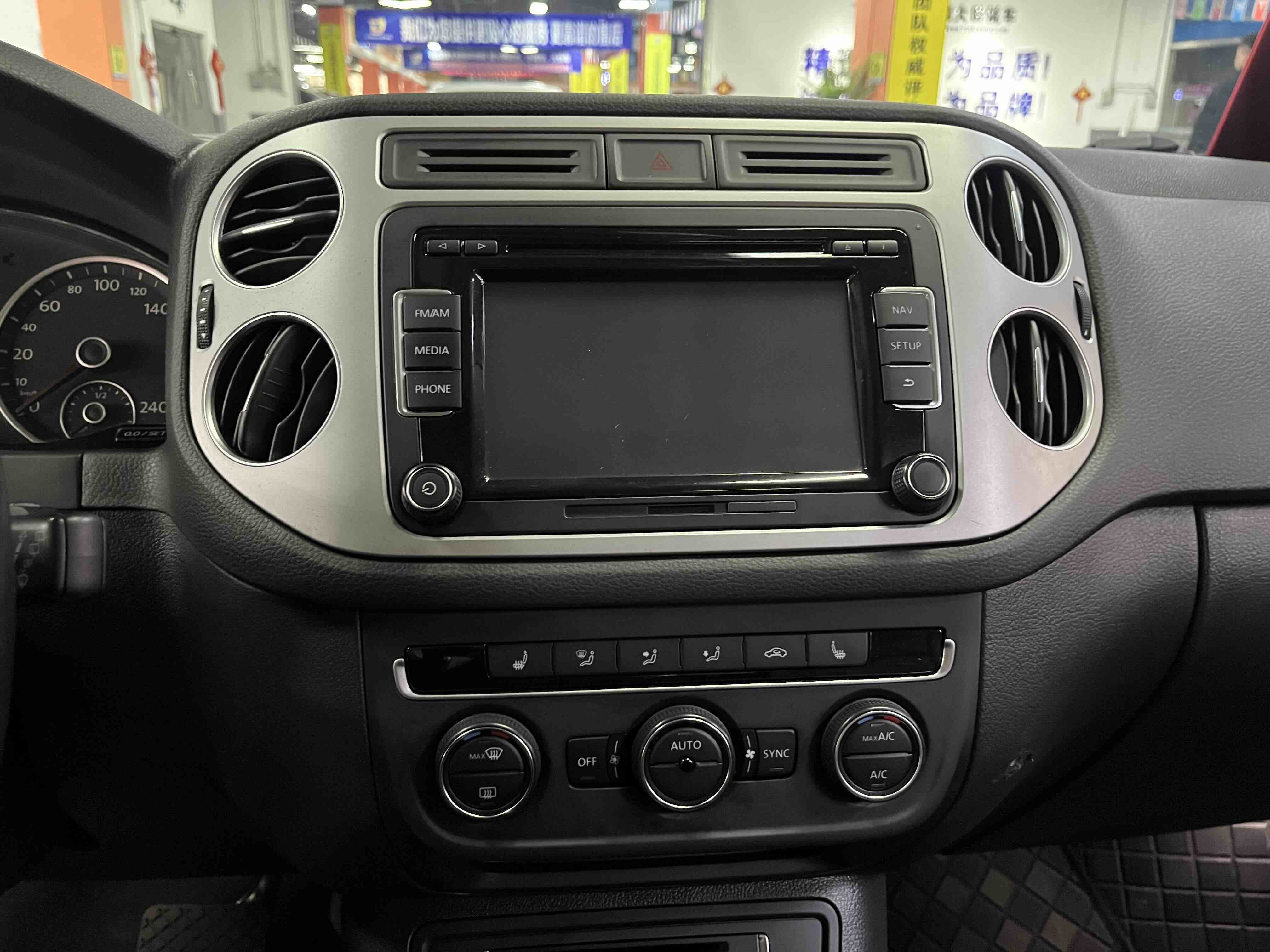 Volkswagen Tiguan 2015 immagine di auto #14