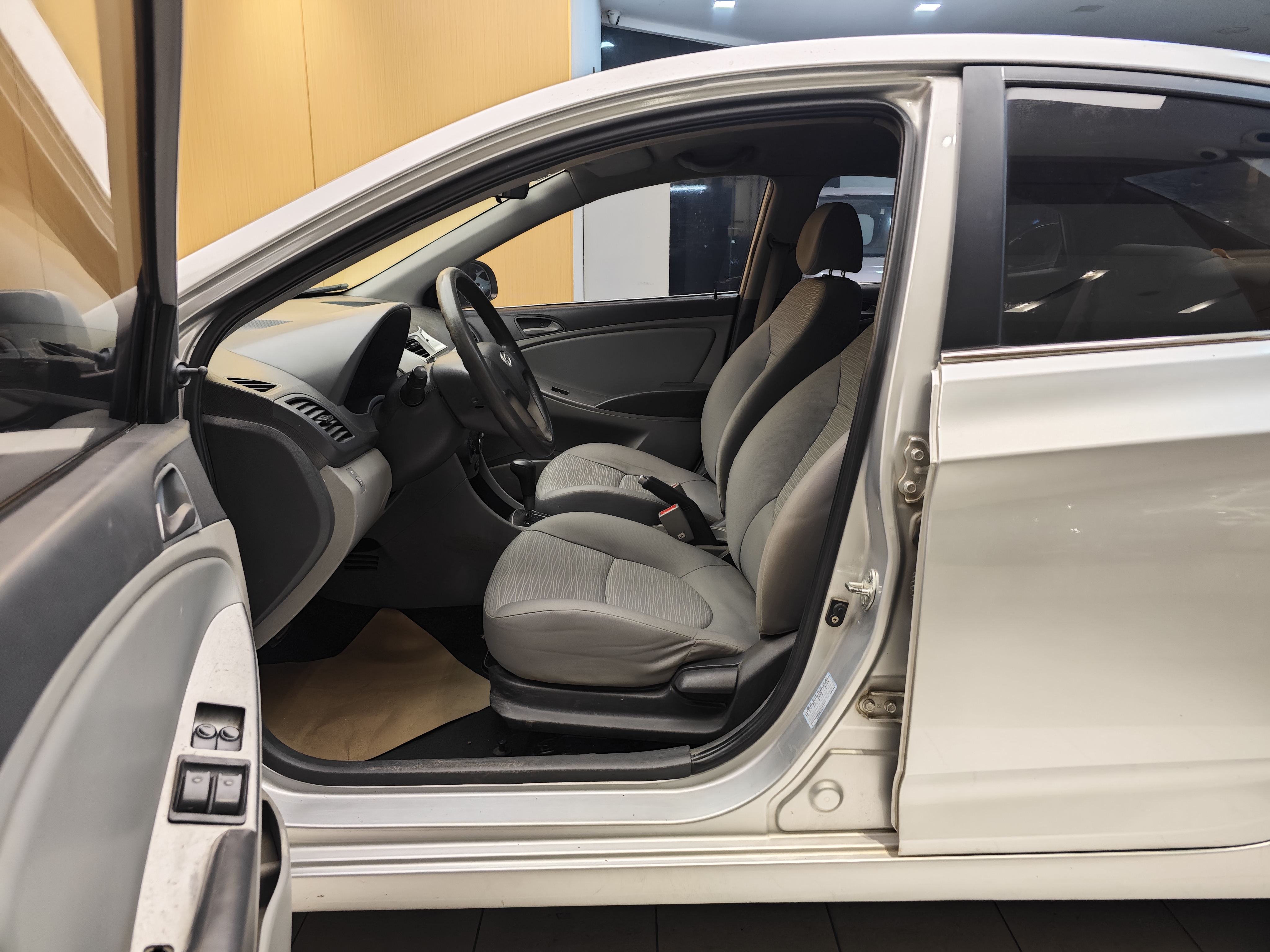 Hyundai Reina 2015 imagem de carro #14