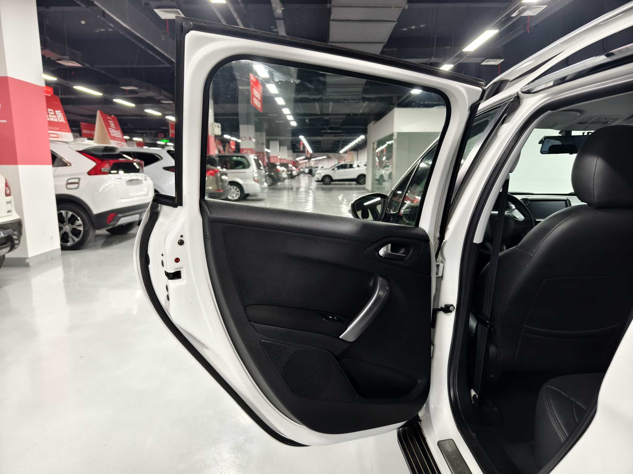 Peugeot 2008 2015 car image #14