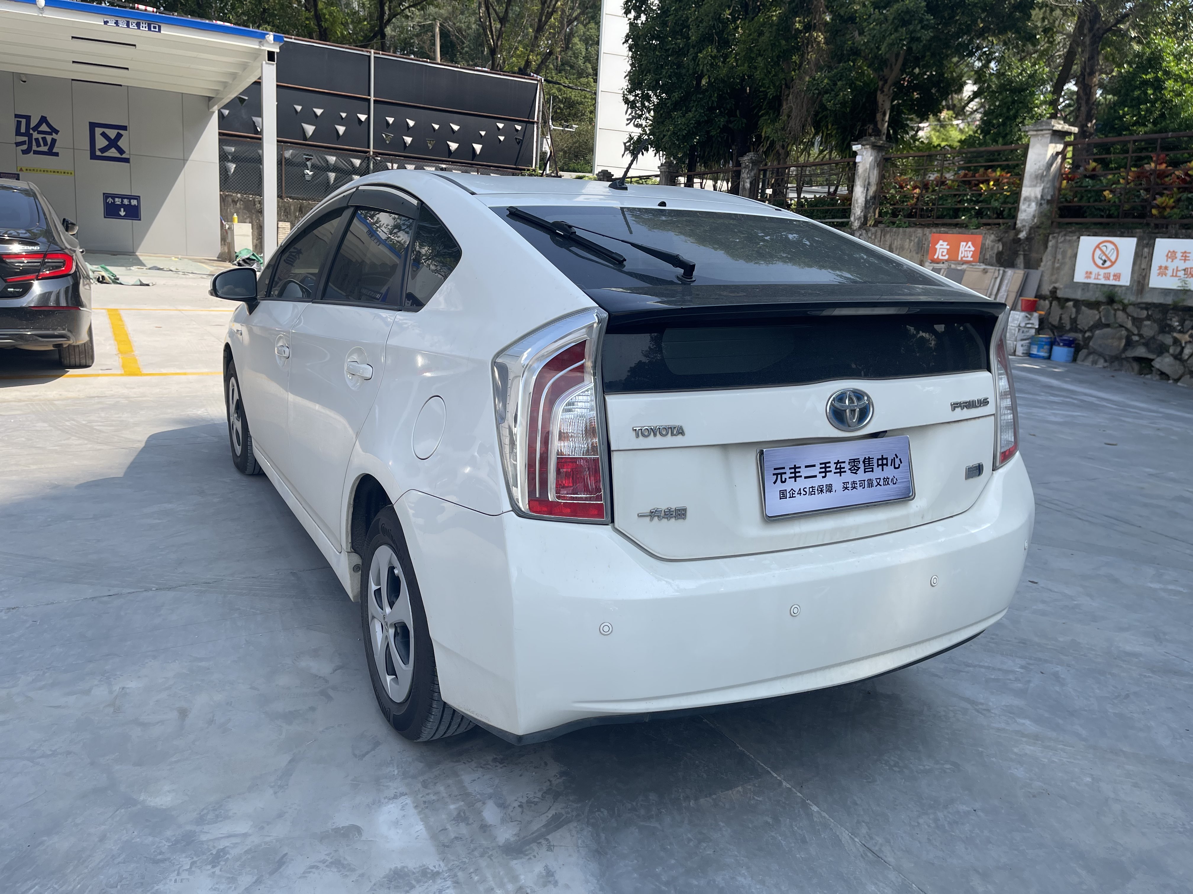 Toyota Prius 2012 car image #14