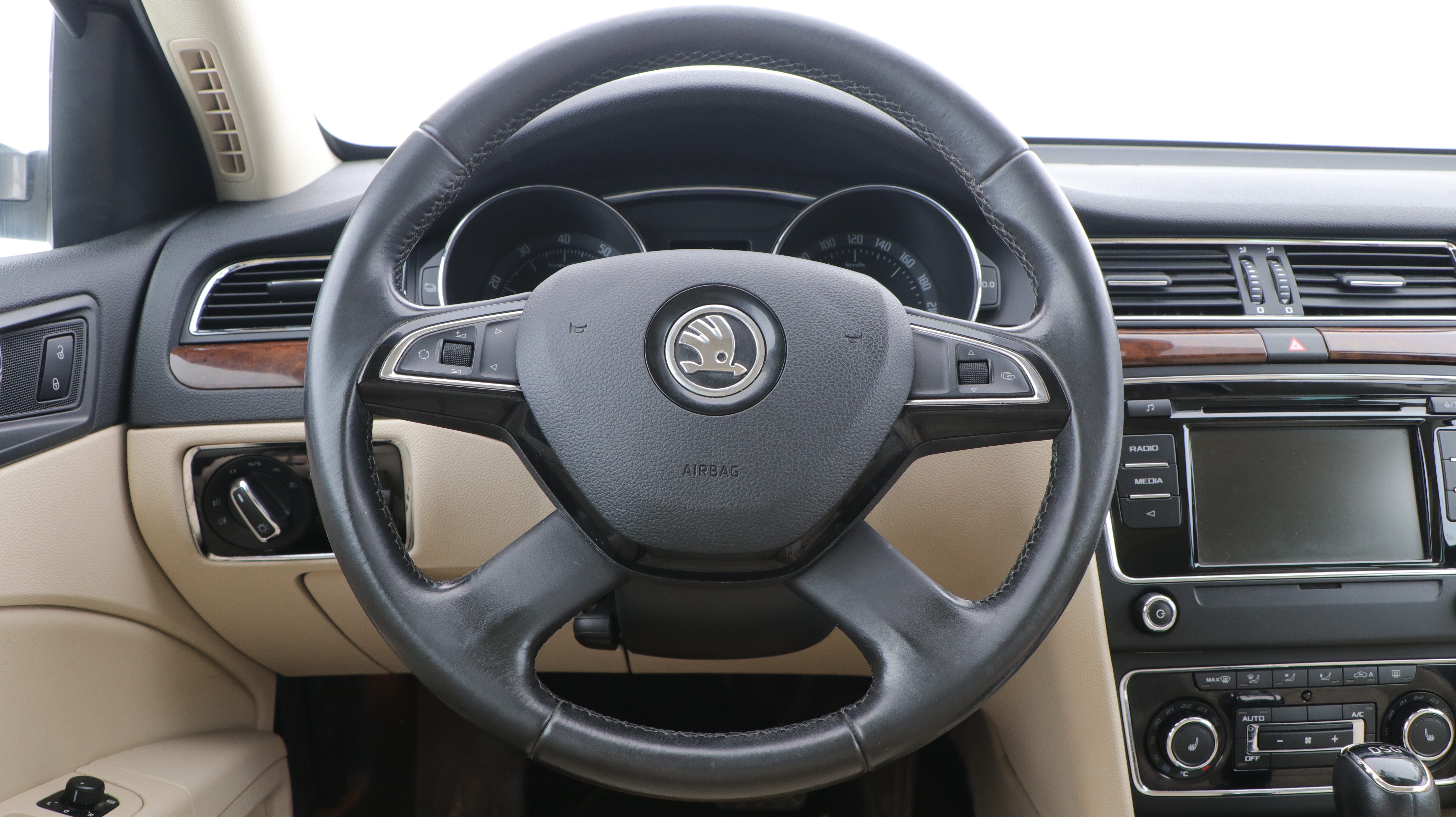 Skoda Superb Combi 2014 car image #14